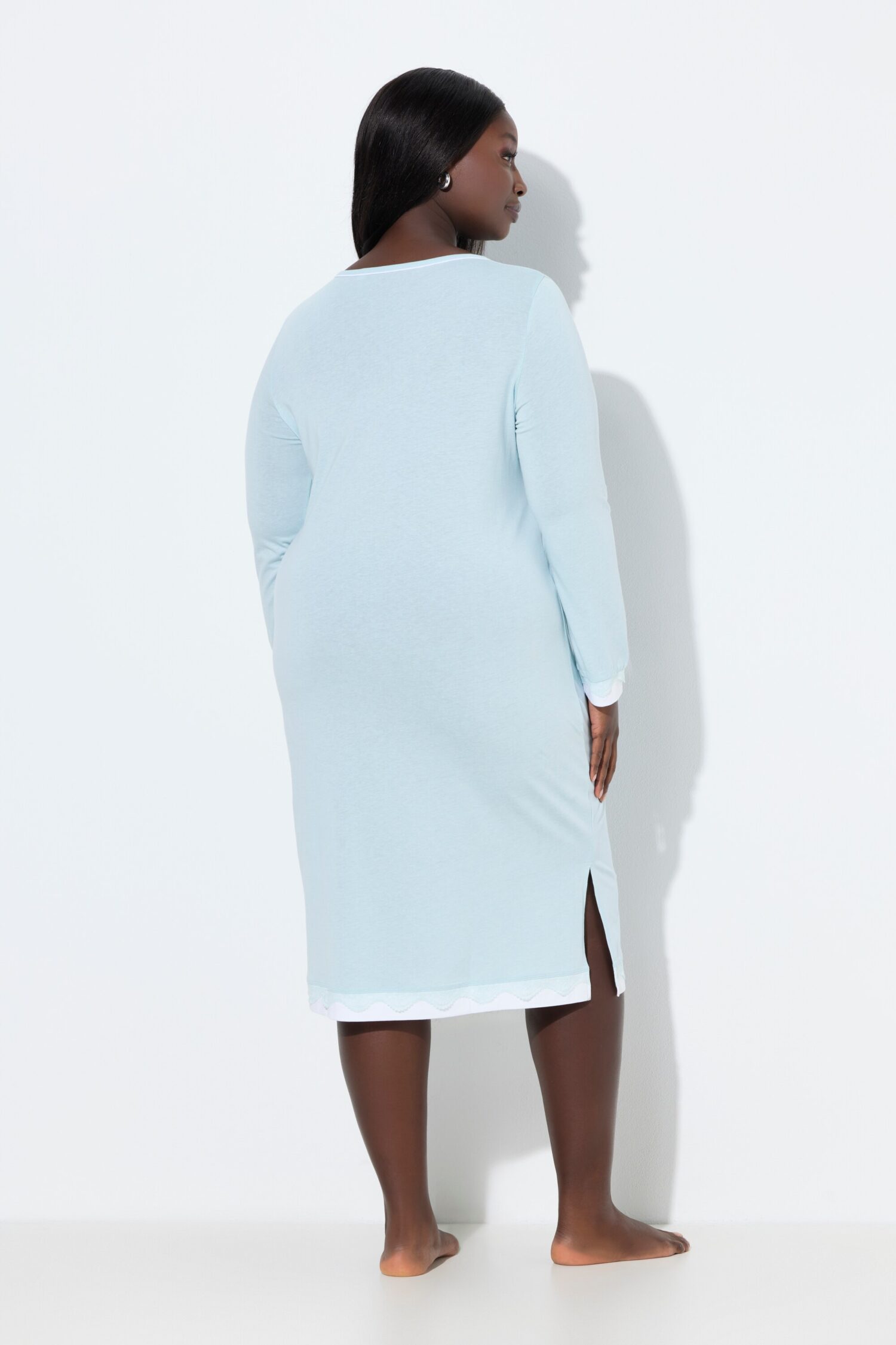 Νυχτικό oversized με δαντέλα στο τελείωμα και μακριά μανίκια