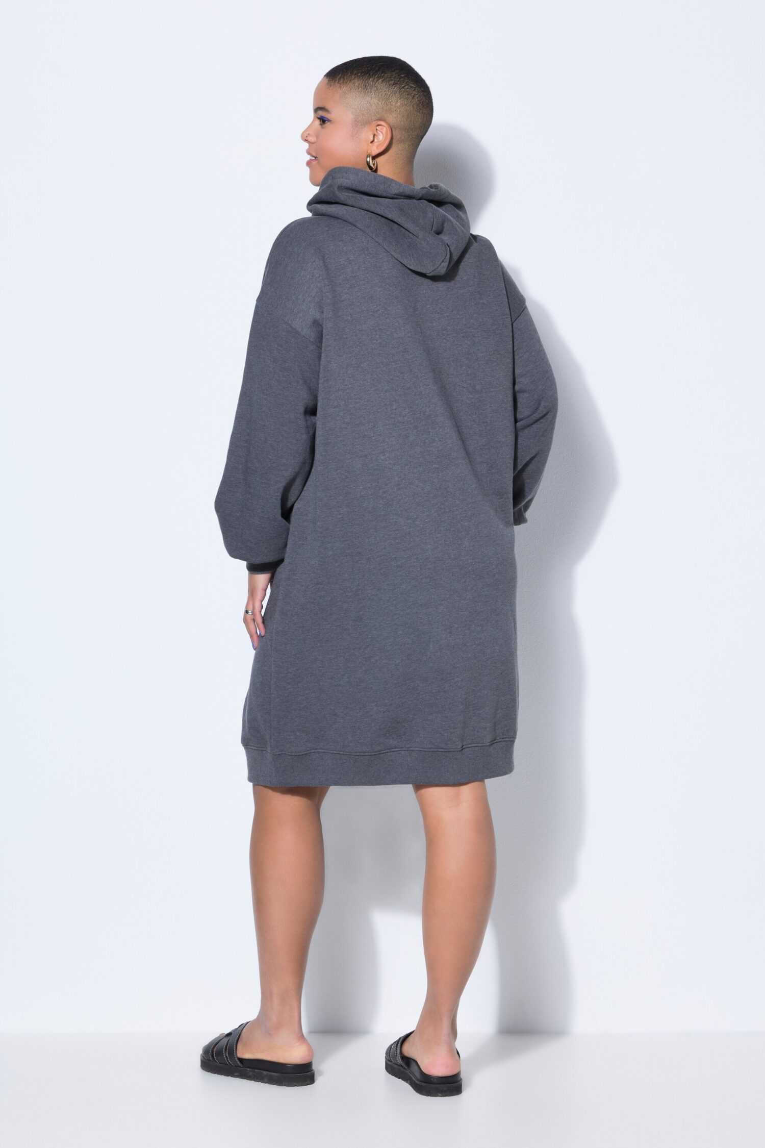 Φόρεμα φούτερ oversized με κέντημα στο στήθος και κουκούλα