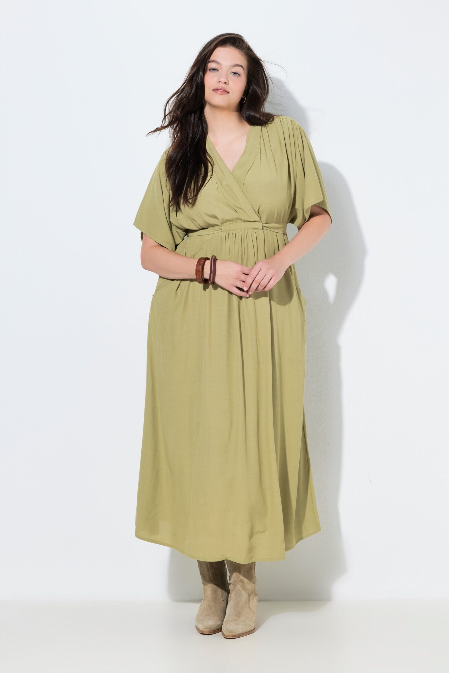 Φόρεμα μάξι με λαιμόκοψη V, wrap look και ζώνη στη μέση