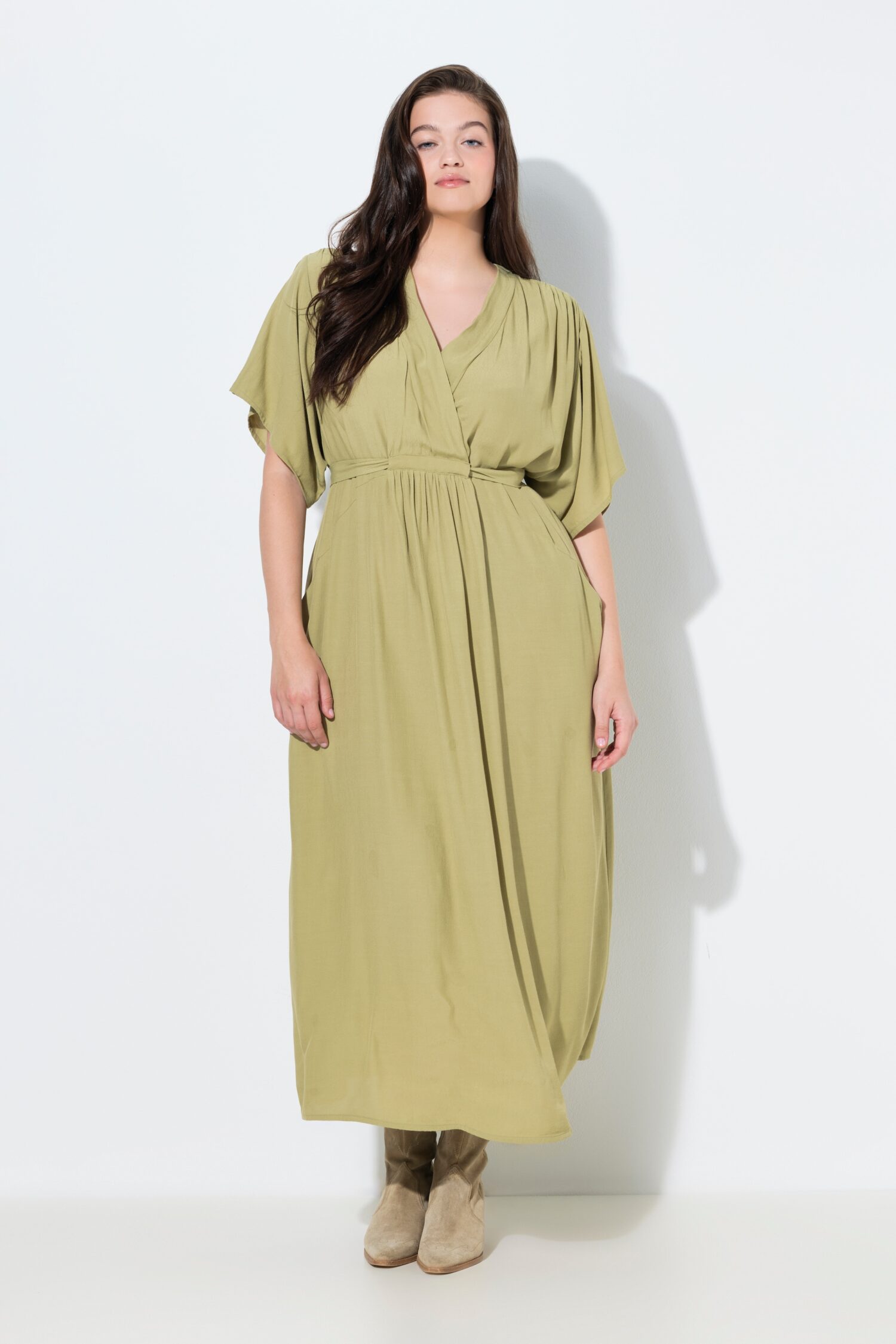 Φόρεμα μάξι με λαιμόκοψη V, wrap look και ζώνη στη μέση