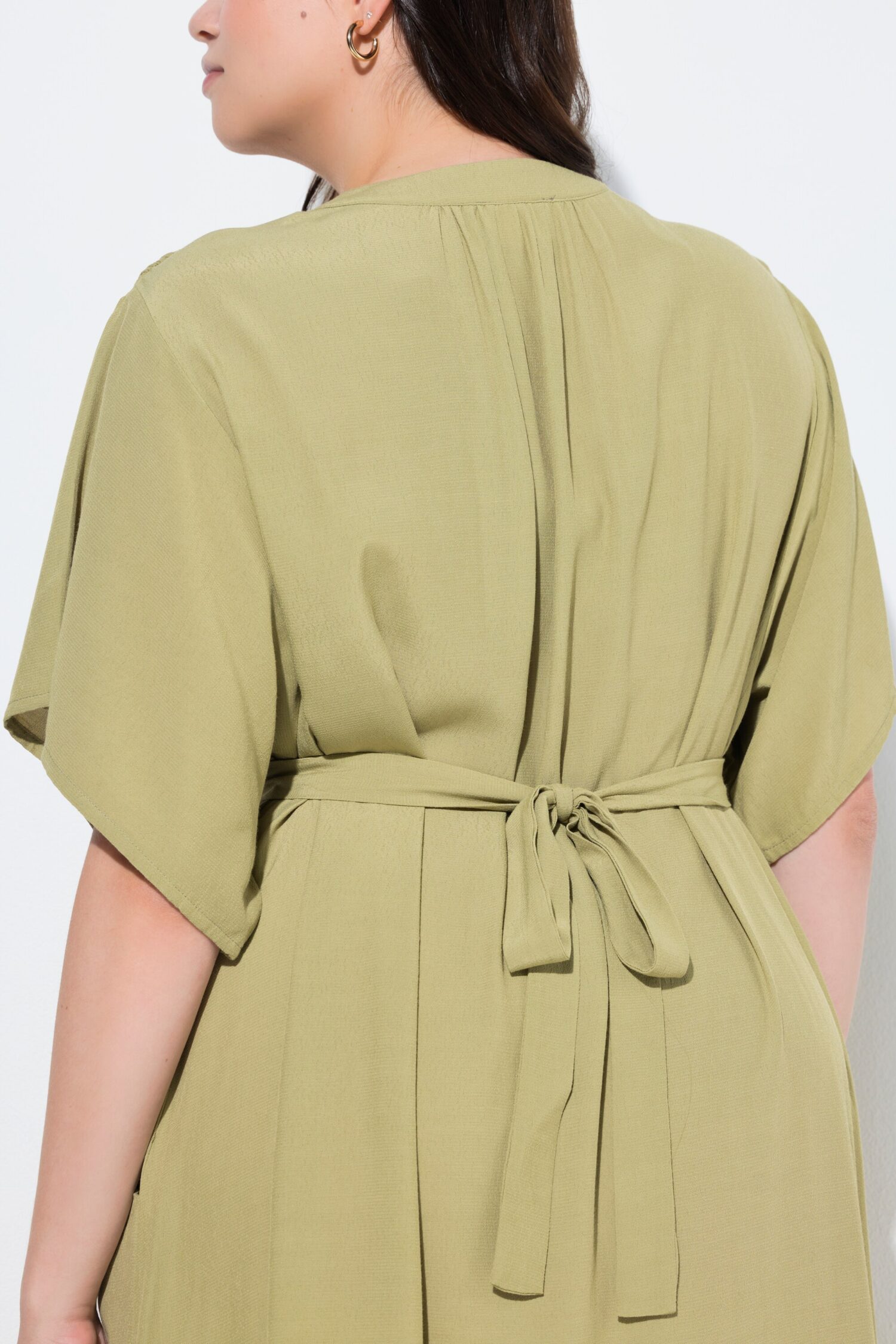 Φόρεμα μάξι με λαιμόκοψη V, wrap look και ζώνη στη μέση