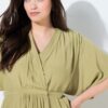 Φόρεμα μάξι με λαιμόκοψη V, wrap look και ζώνη στη μέση