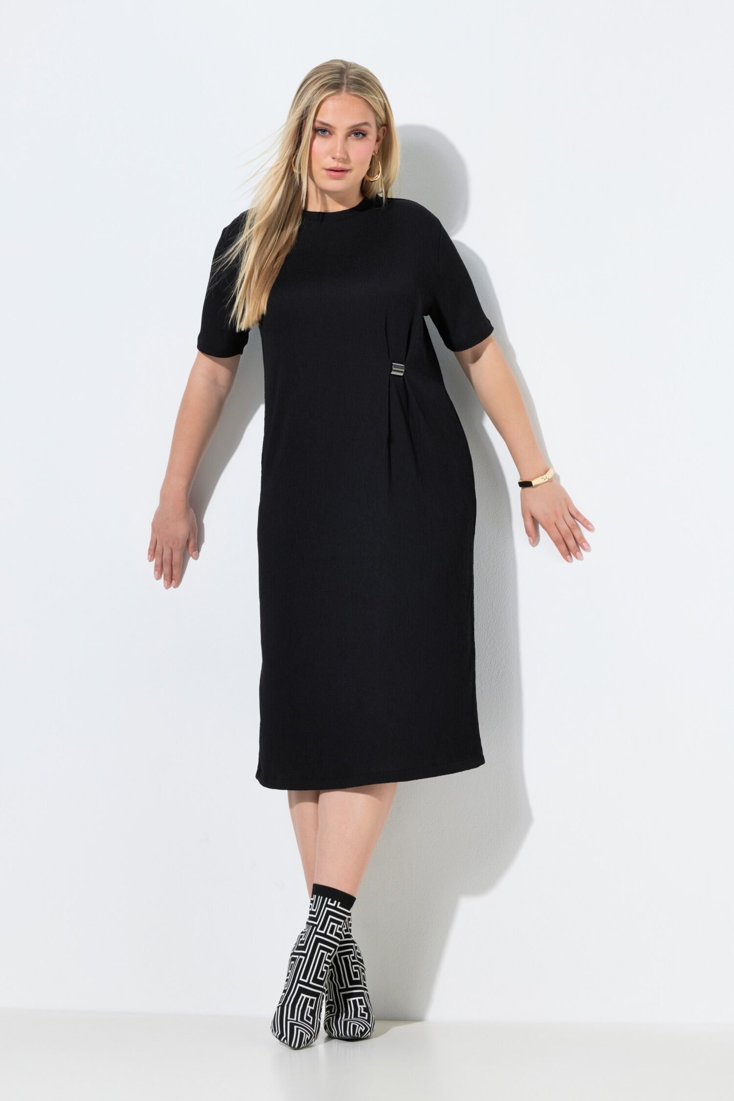 Φόρεμα μίντι oversized με ντραπέ και μικρό μεταλλικό κούμπωμα στη μέση