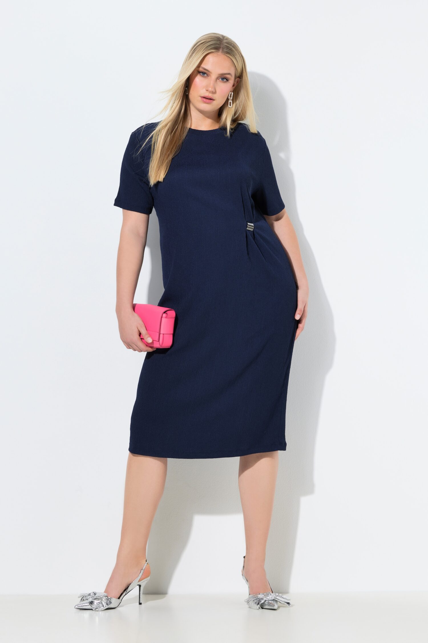 Φόρεμα μίντι oversized με ντραπέ και μικρό μεταλλικό κούμπωμα στη μέση