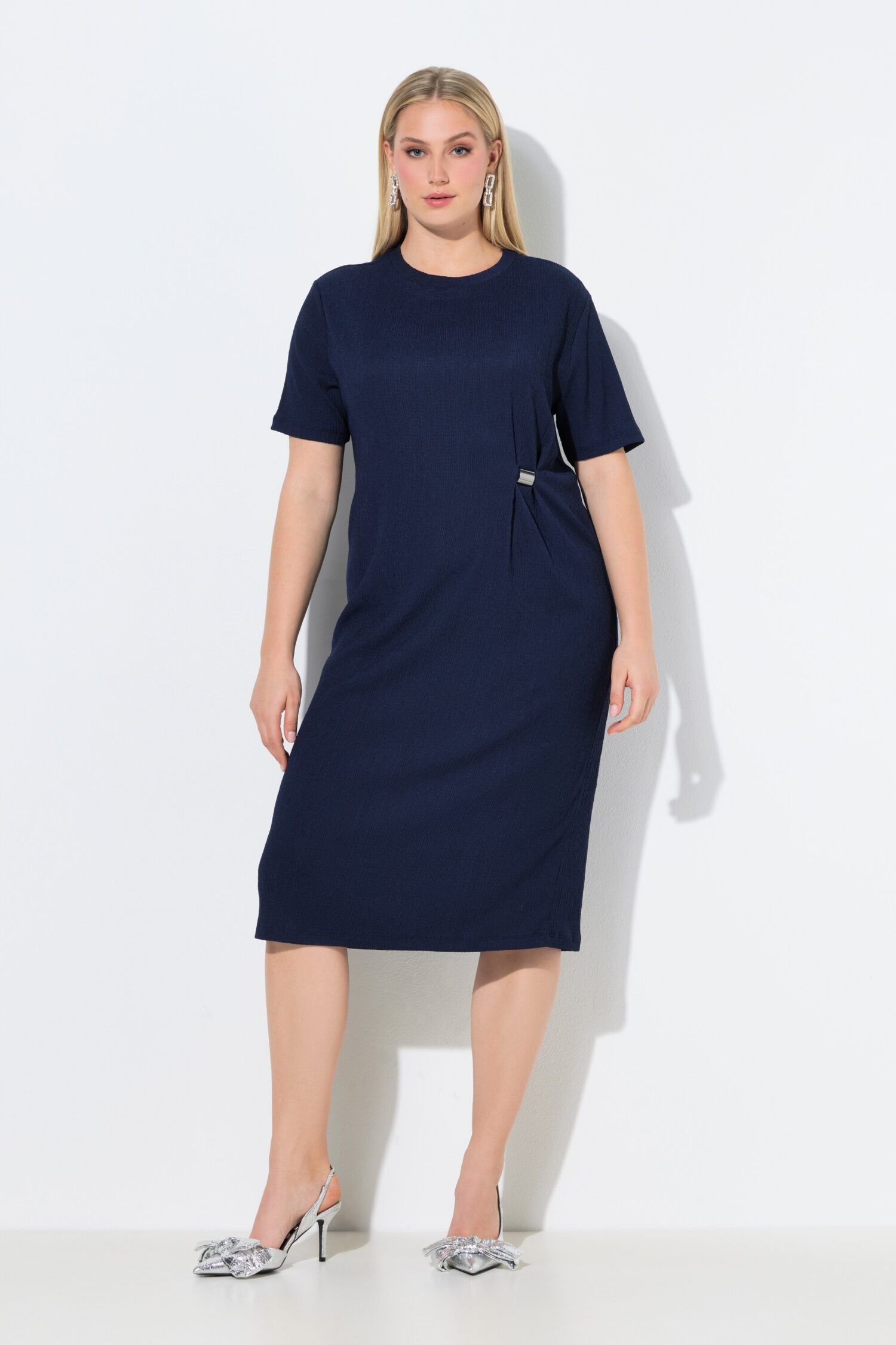 Φόρεμα μίντι oversized με ντραπέ και μικρό μεταλλικό κούμπωμα στη μέση