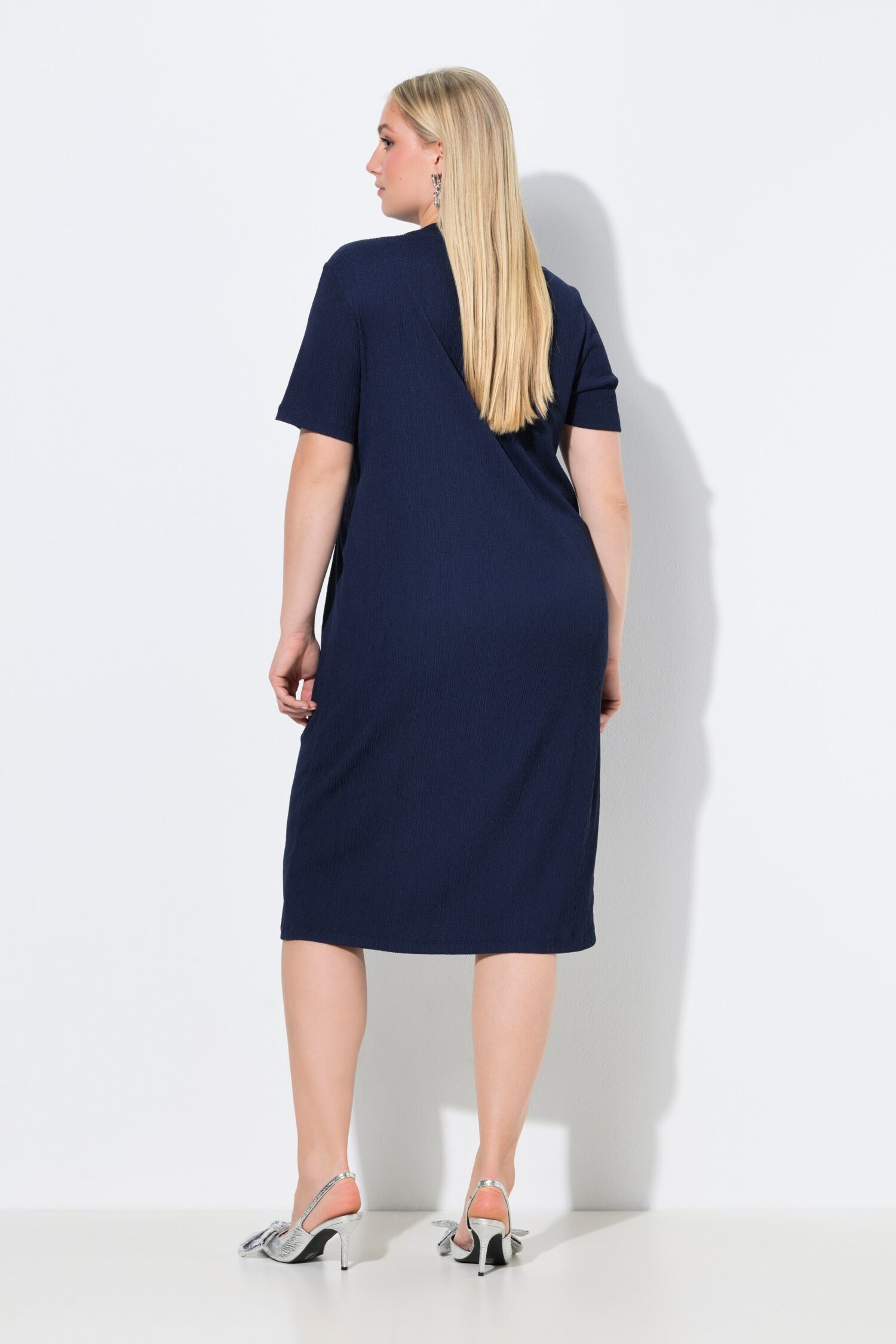 Φόρεμα μίντι oversized με ντραπέ και μικρό μεταλλικό κούμπωμα στη μέση