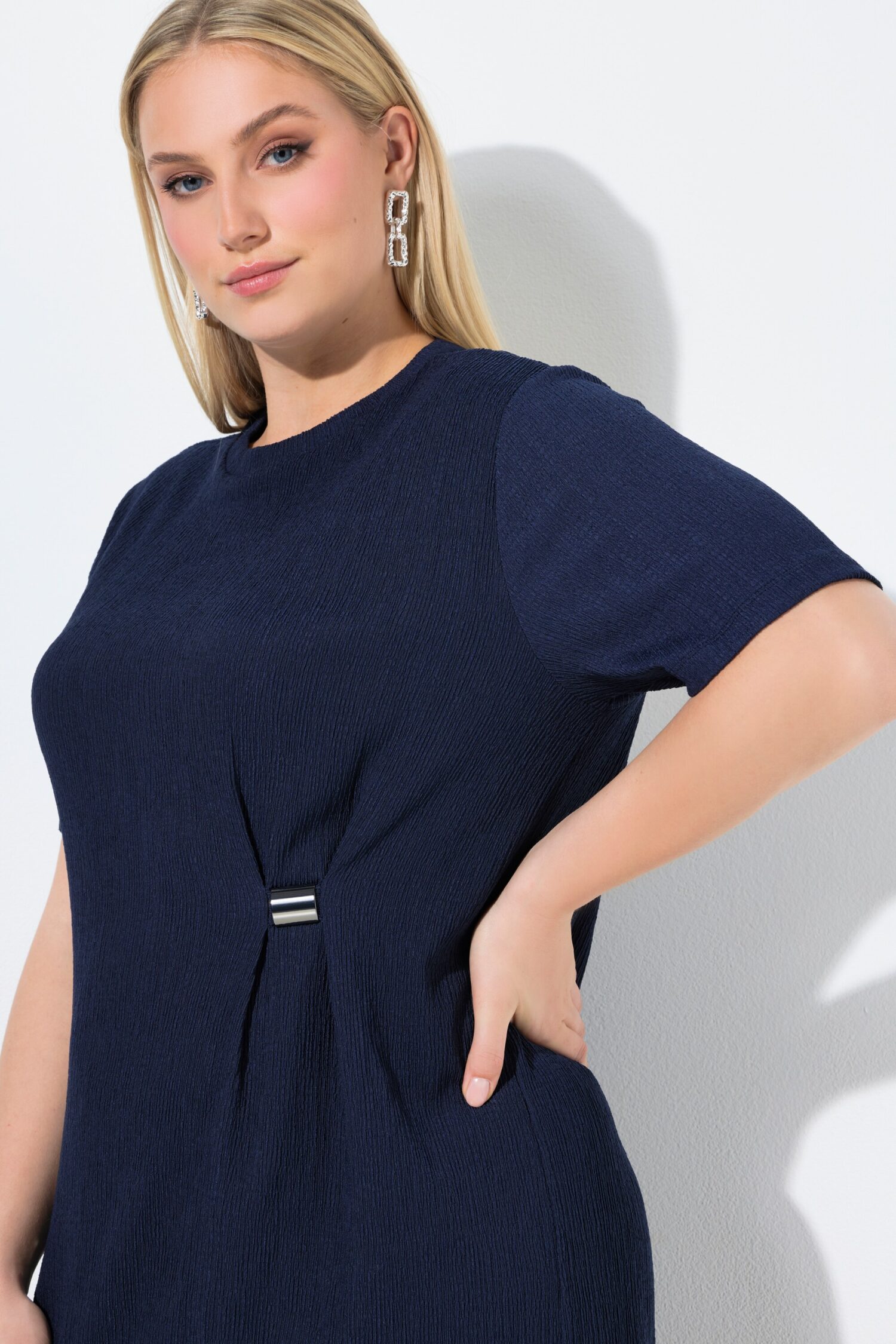 Φόρεμα μίντι oversized με ντραπέ και μικρό μεταλλικό κούμπωμα στη μέση