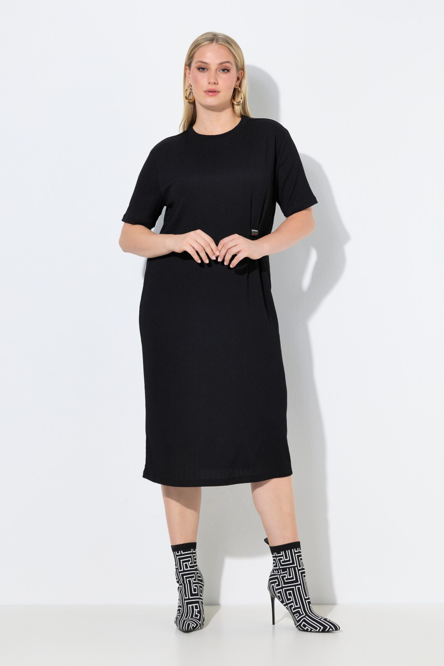 Φόρεμα μίντι oversized με ντραπέ και μικρό μεταλλικό κούμπωμα στη μέση