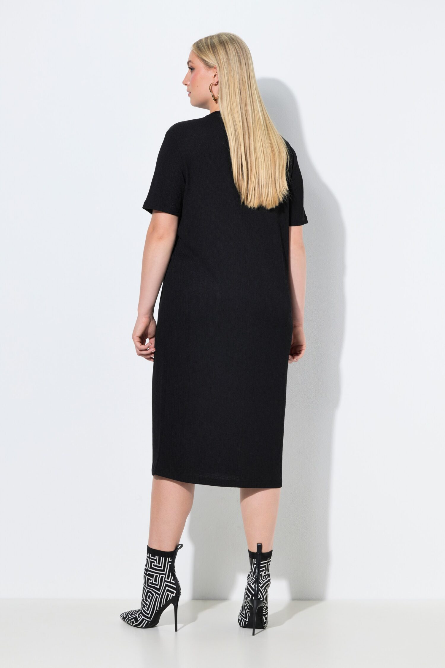 Φόρεμα μίντι oversized με ντραπέ και μικρό μεταλλικό κούμπωμα στη μέση
