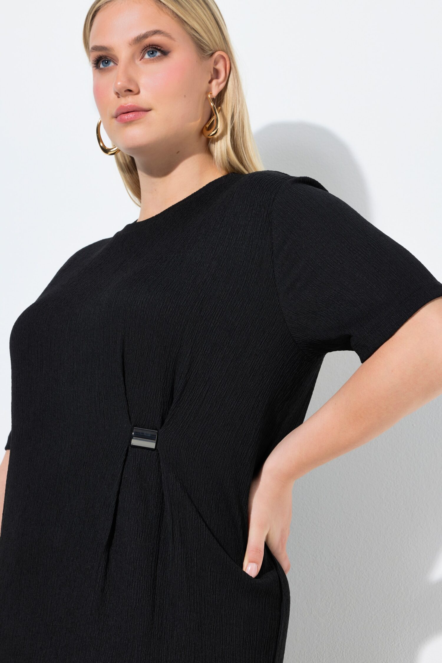 Φόρεμα μίντι oversized με ντραπέ και μικρό μεταλλικό κούμπωμα στη μέση