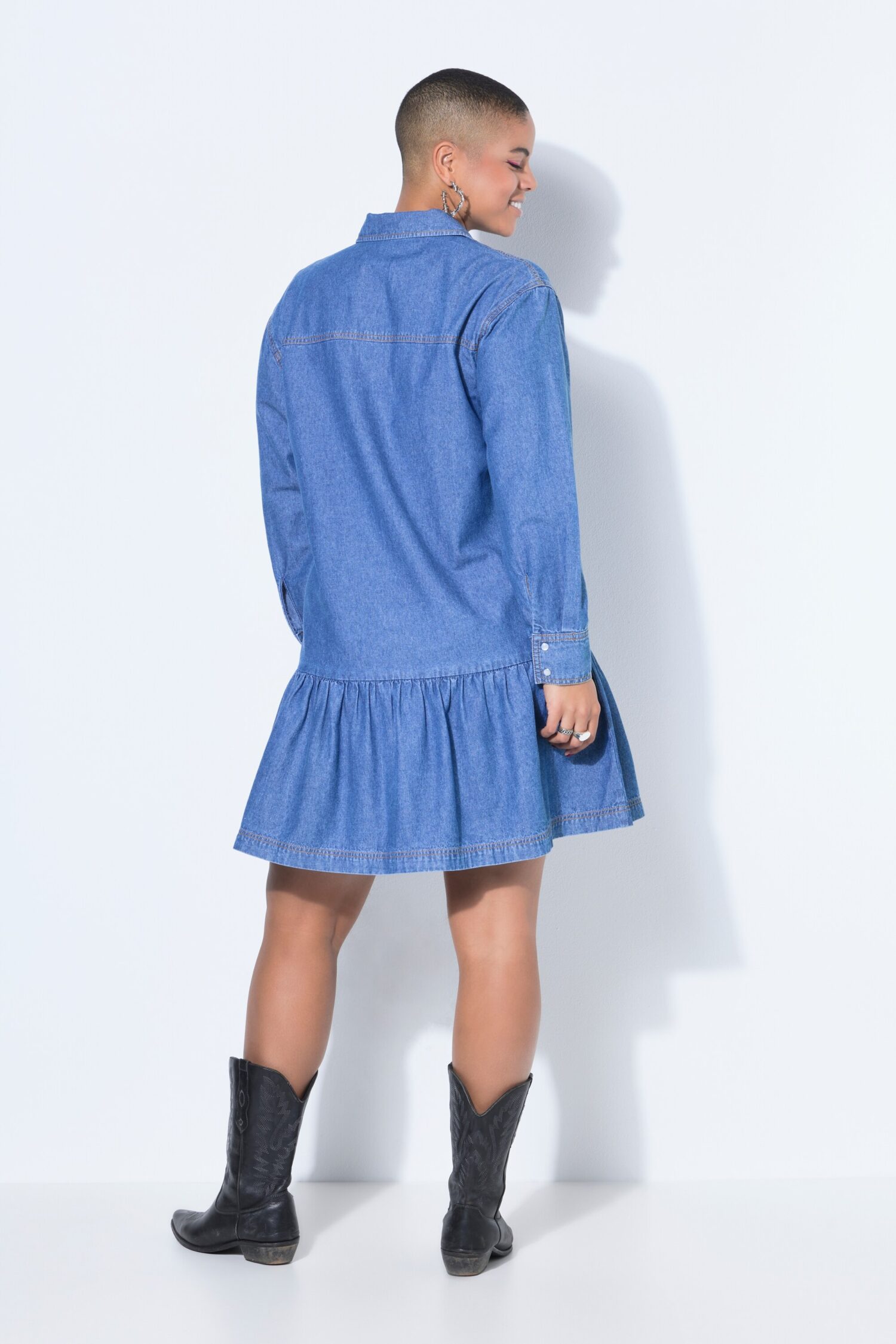 Φόρεμα oversized με γιακά και κουμπιά σε όλο το μήκος