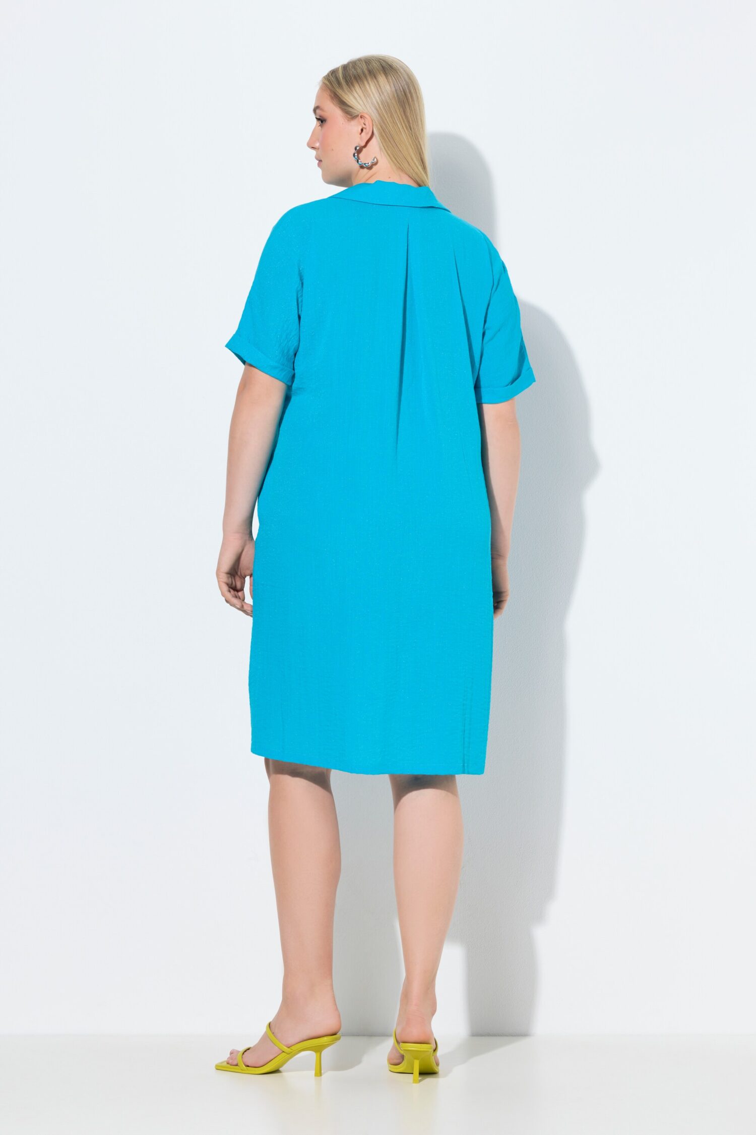 Φόρεμα oversized με γιακά και λαιμόκοψη V