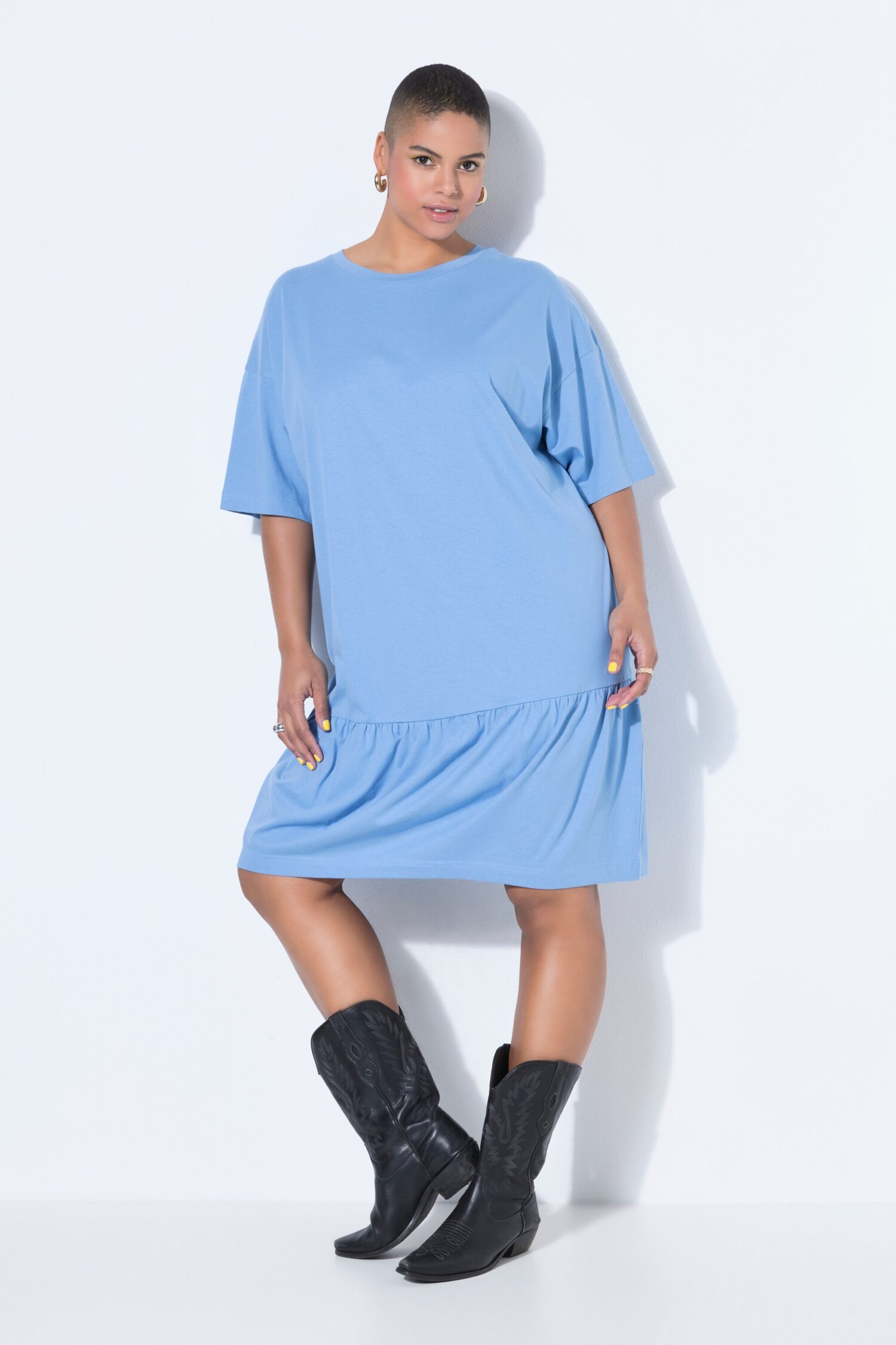 Φόρεμα oversized με βολάν και κοντά μανίκια