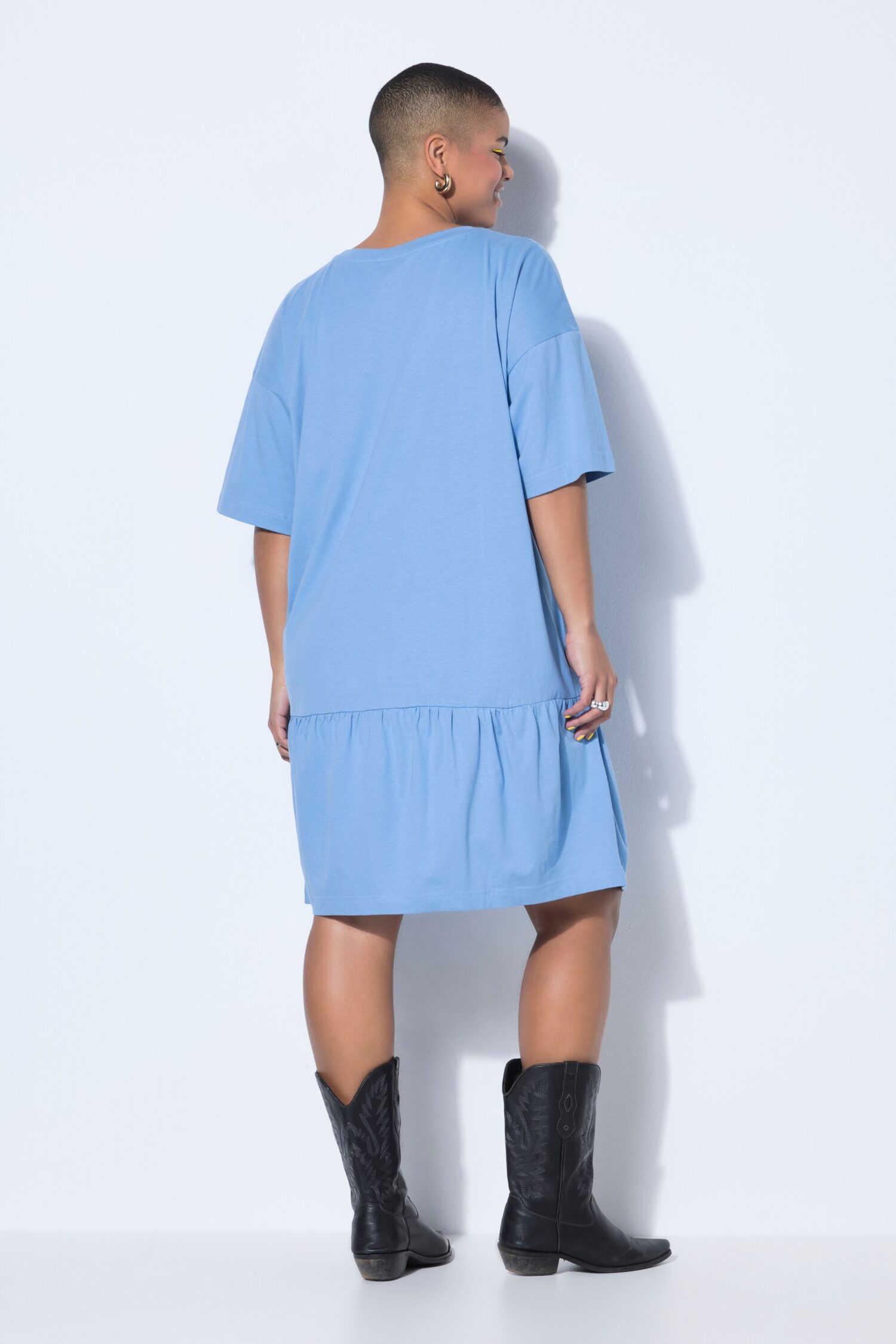 Φόρεμα oversized με βολάν και κοντά μανίκια