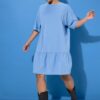 Φόρεμα oversized με βολάν και κοντά μανίκια