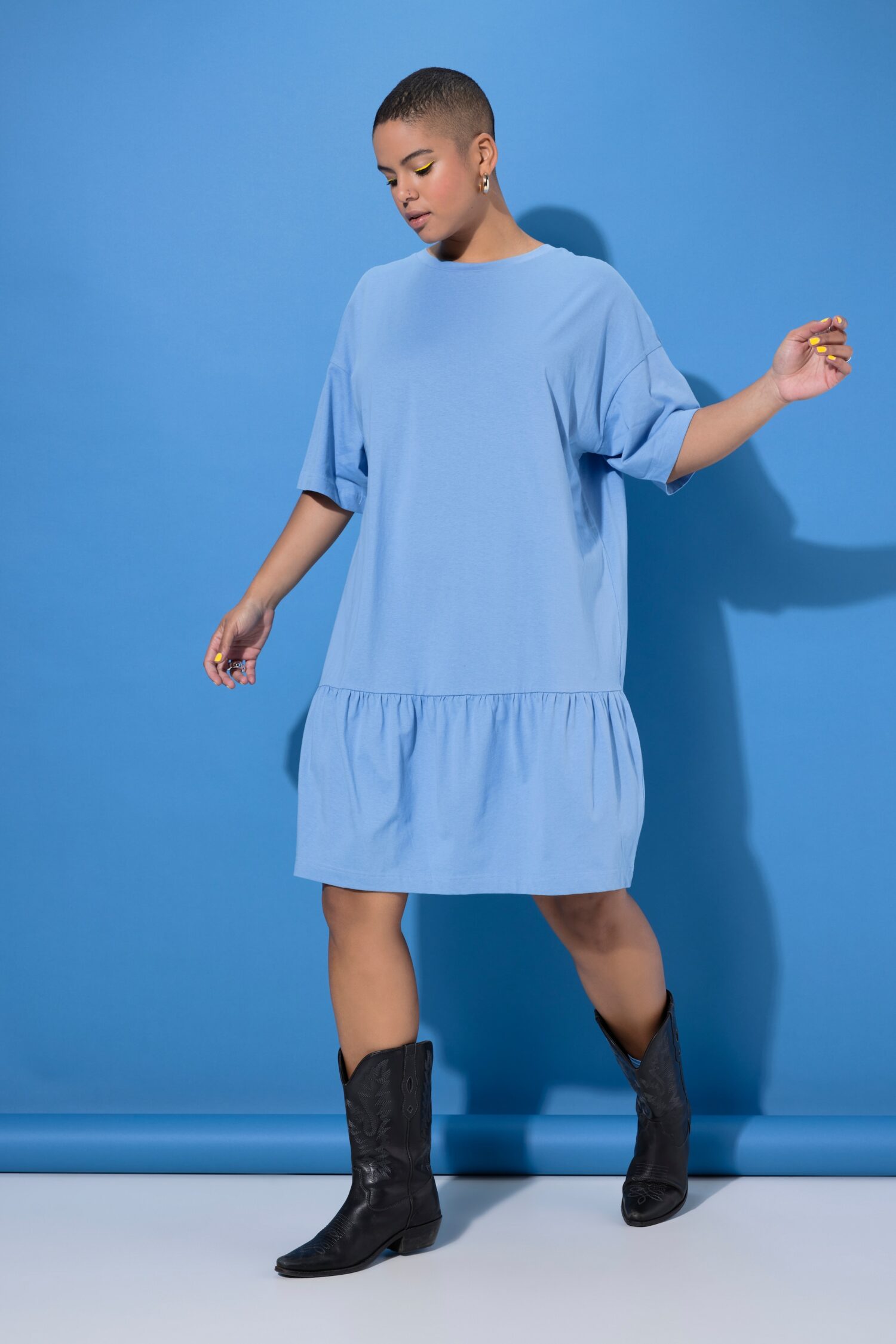 Φόρεμα oversized με βολάν και κοντά μανίκια