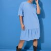 Φόρεμα oversized με βολάν και κοντά μανίκια