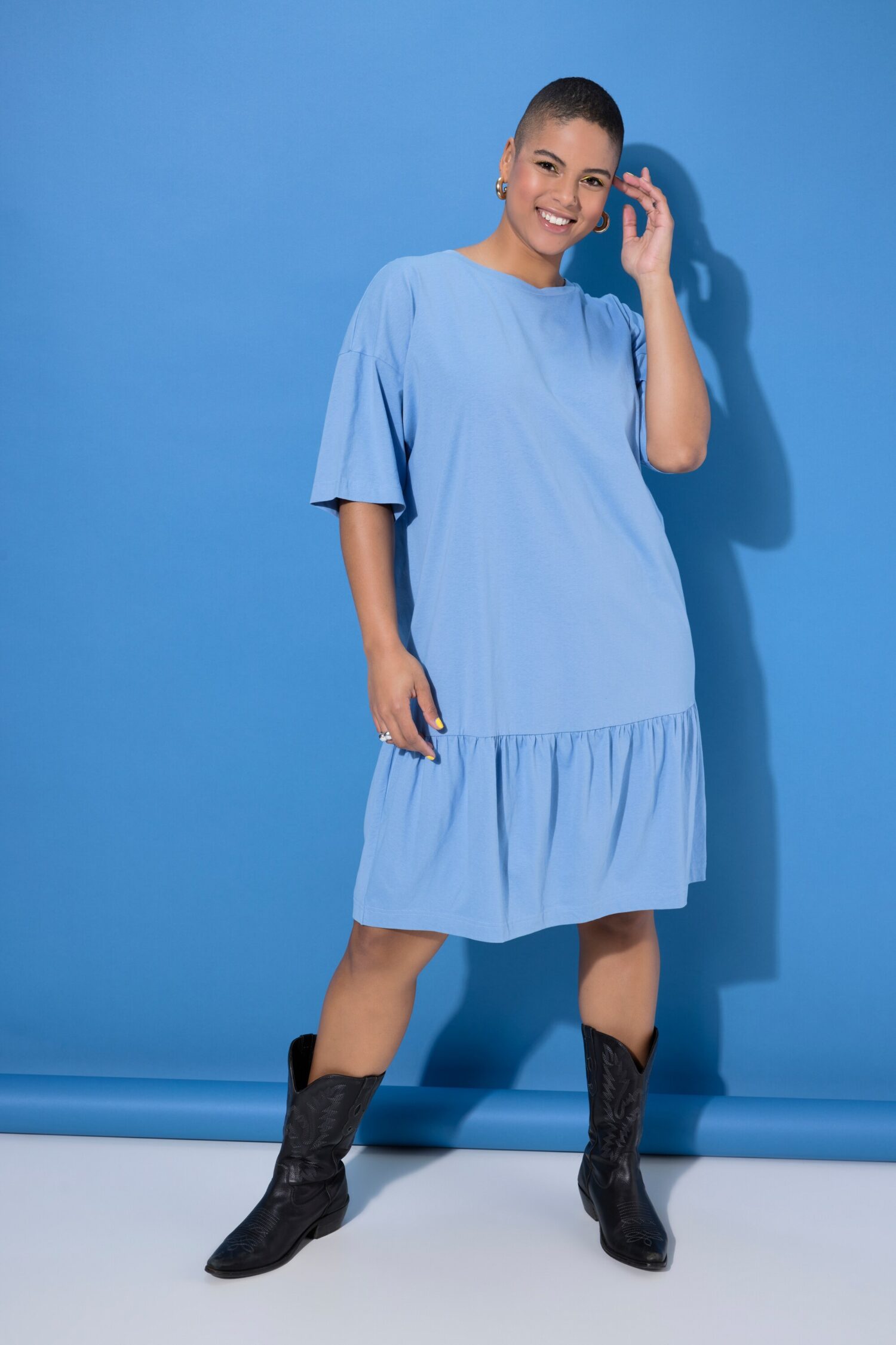 Φόρεμα oversized με βολάν και κοντά μανίκια