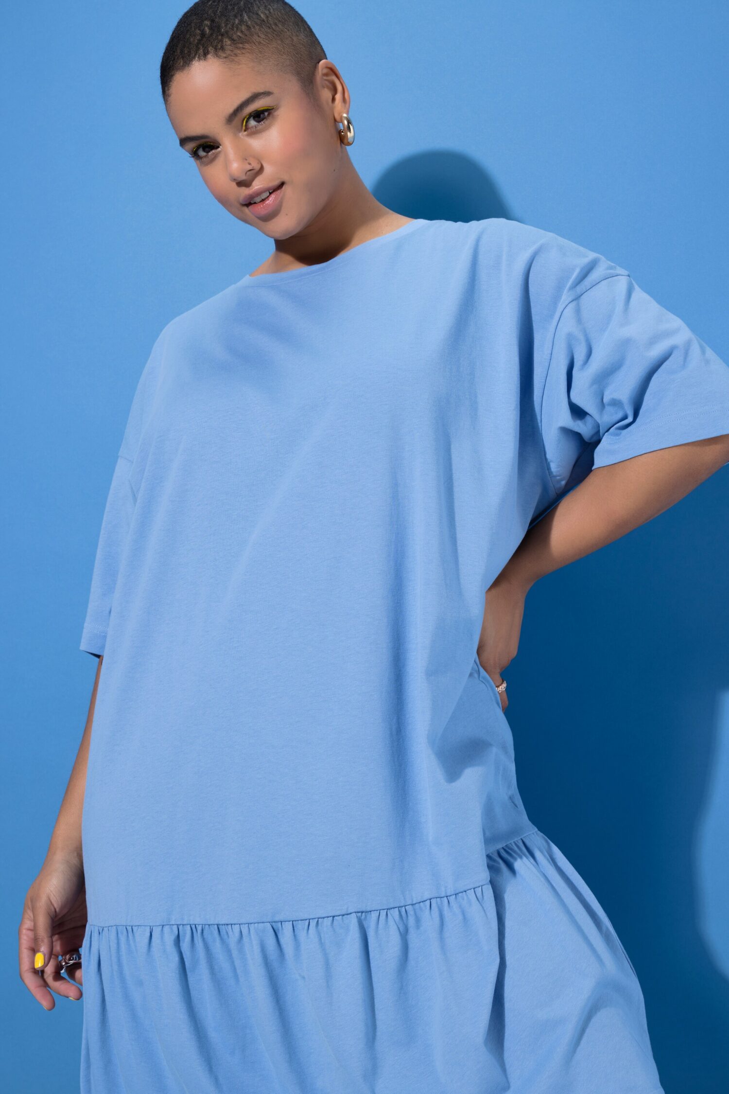 Φόρεμα oversized με βολάν και κοντά μανίκια