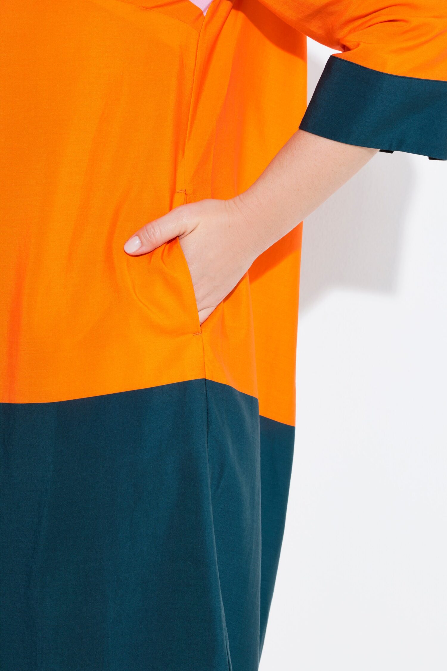 Φόρεμα σε γραμμή Α με color blocking και μανίκια 3/4