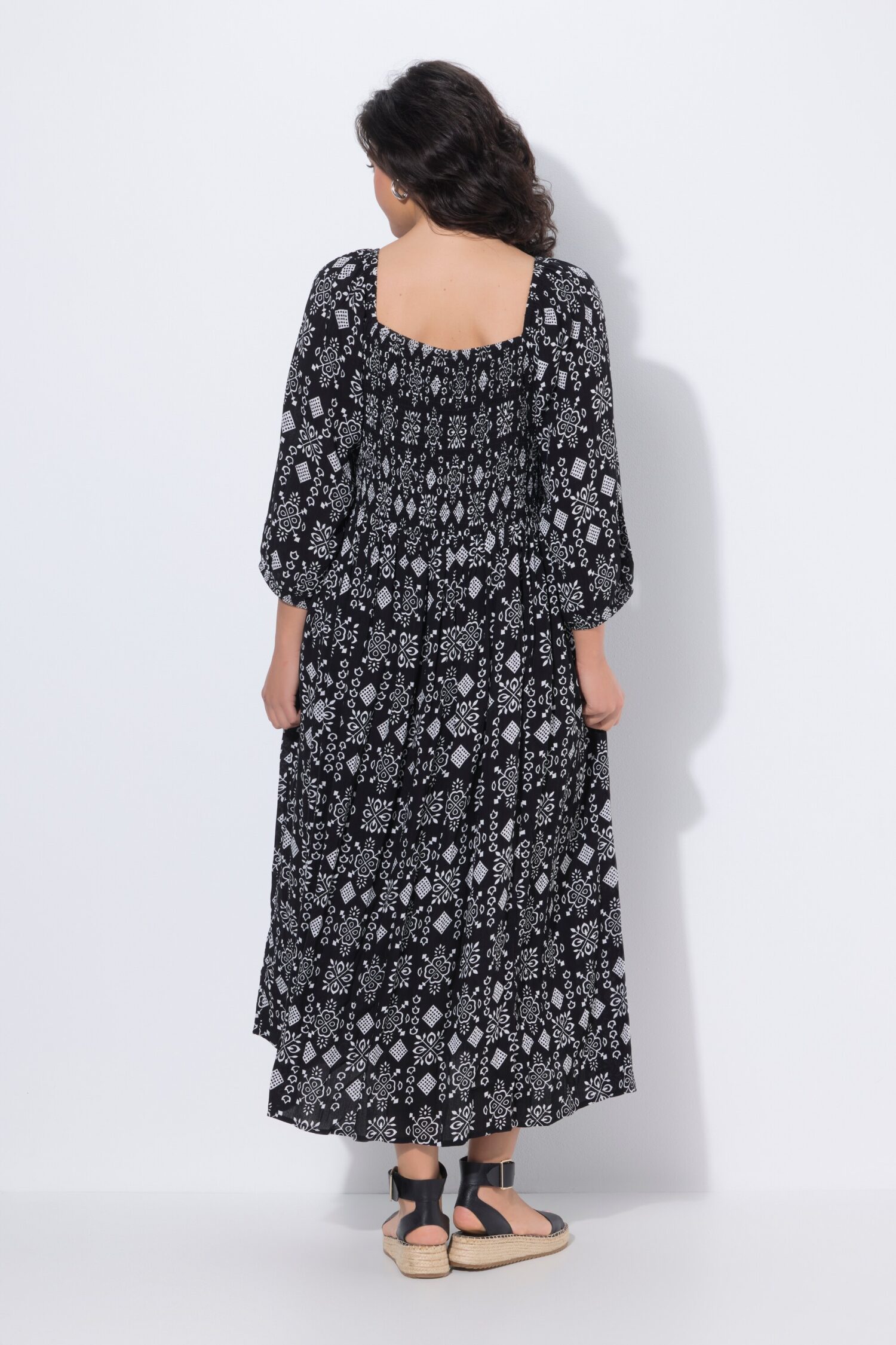 Φόρεμα σε γραμμή Α με τετράγωνη λαιμόκοψη και μοτίβο
