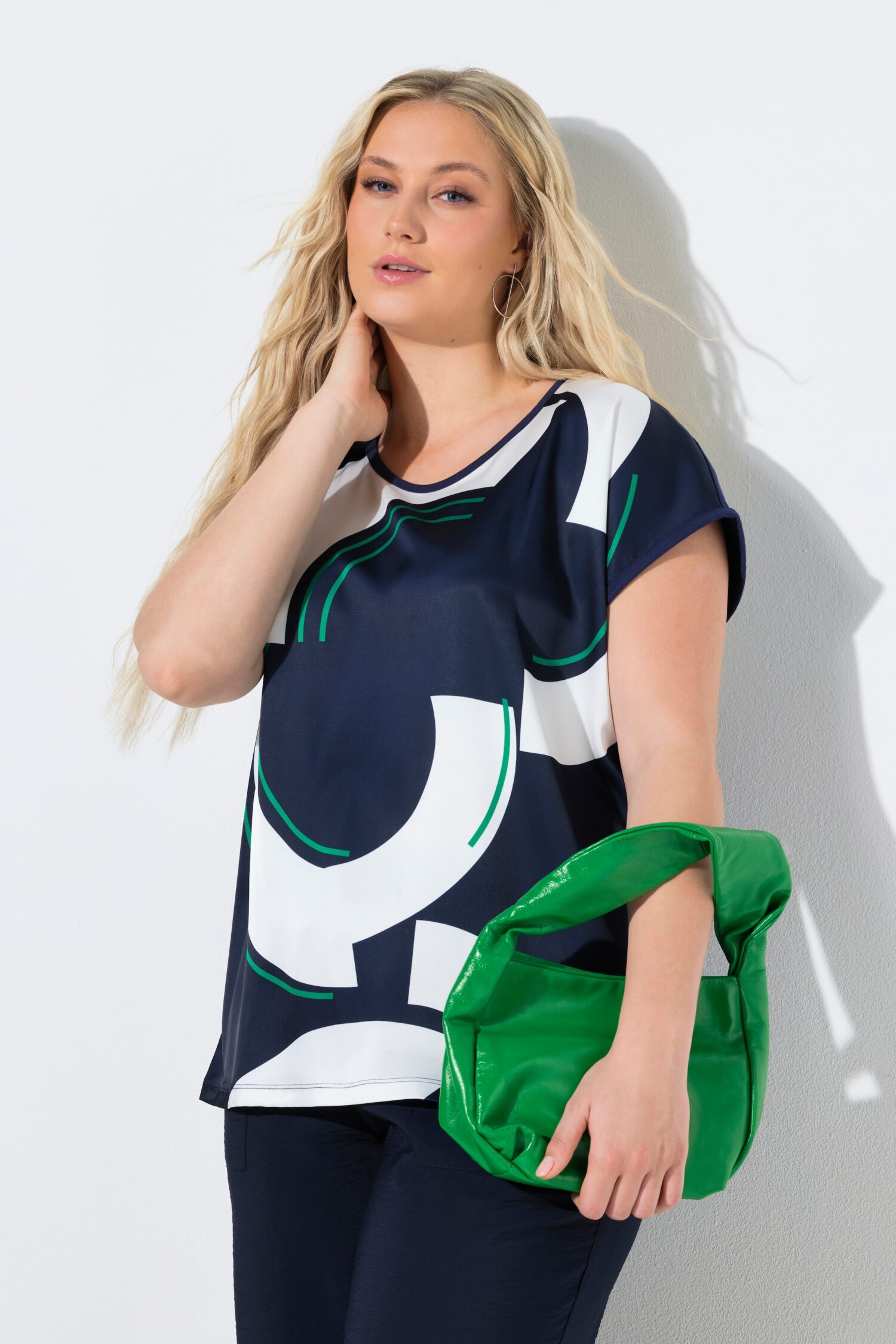 Μπλούζα oversized με στρογγυλή λαιμόκοψη και κοντά μανίκια