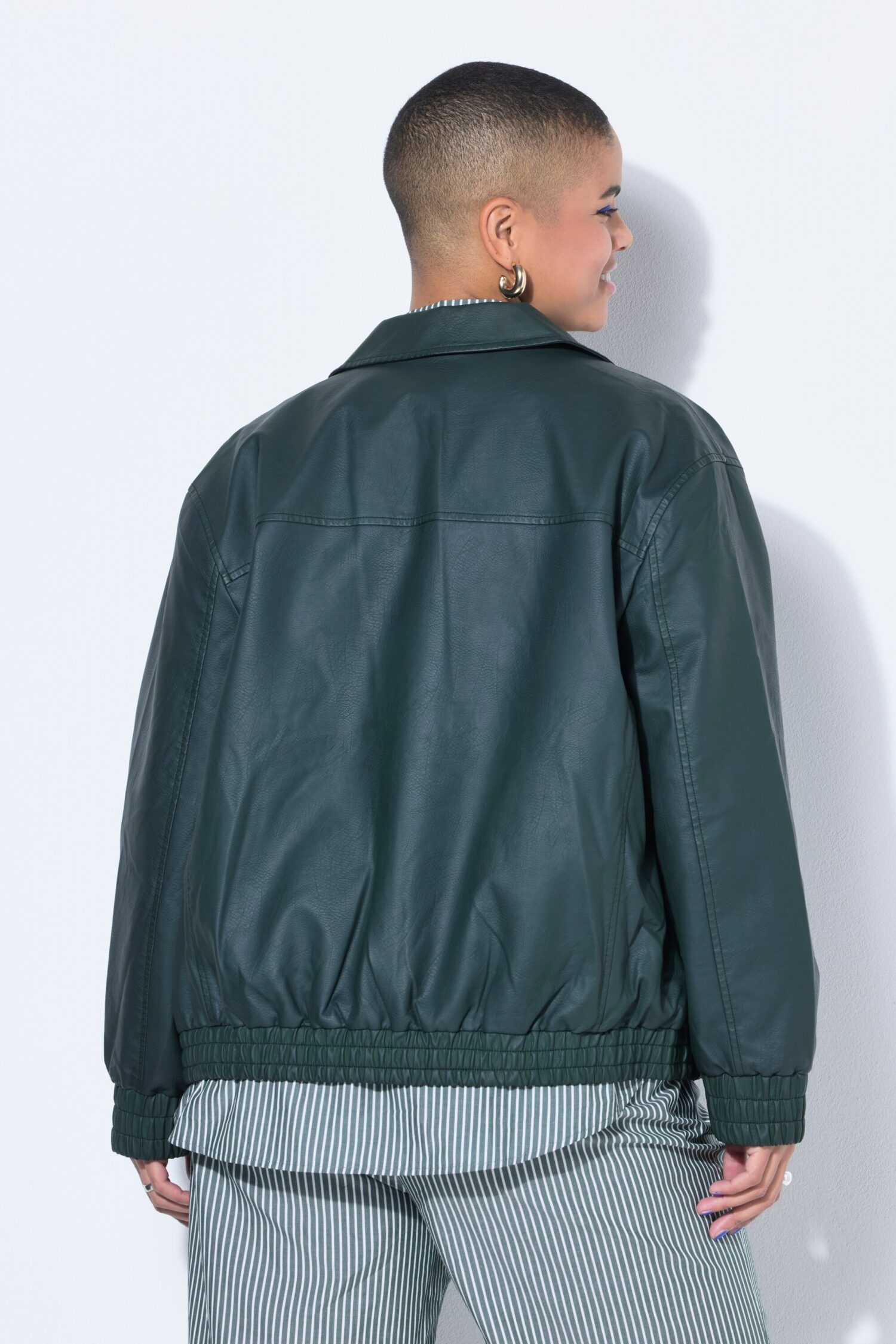 Μπουφάν σε boxy fit, oversized με δερμάτινη όψη