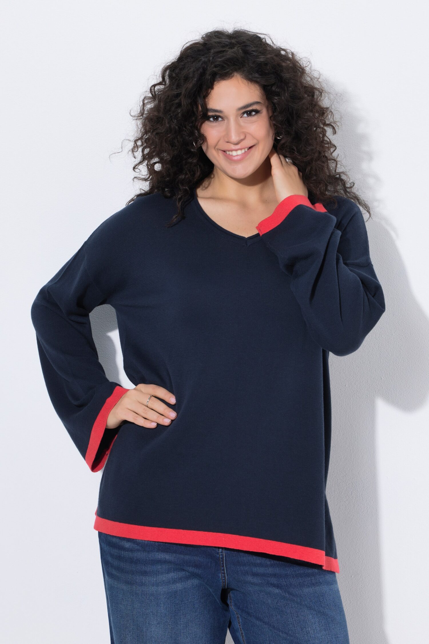 Πουλόβερ oversized με χρωματιστές λεπτομέρειες και μακριά μανίκια