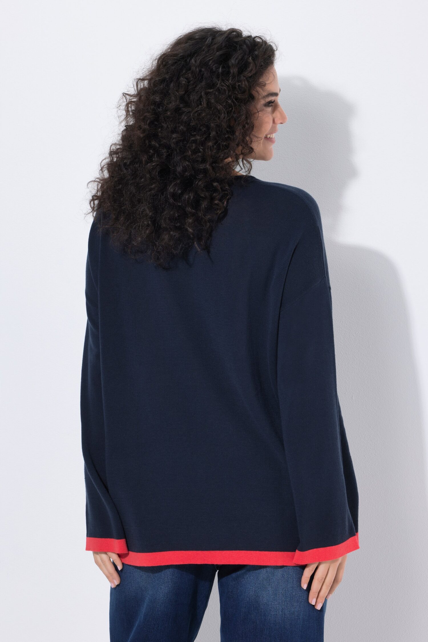 Πουλόβερ oversized με χρωματιστές λεπτομέρειες και μακριά μανίκια