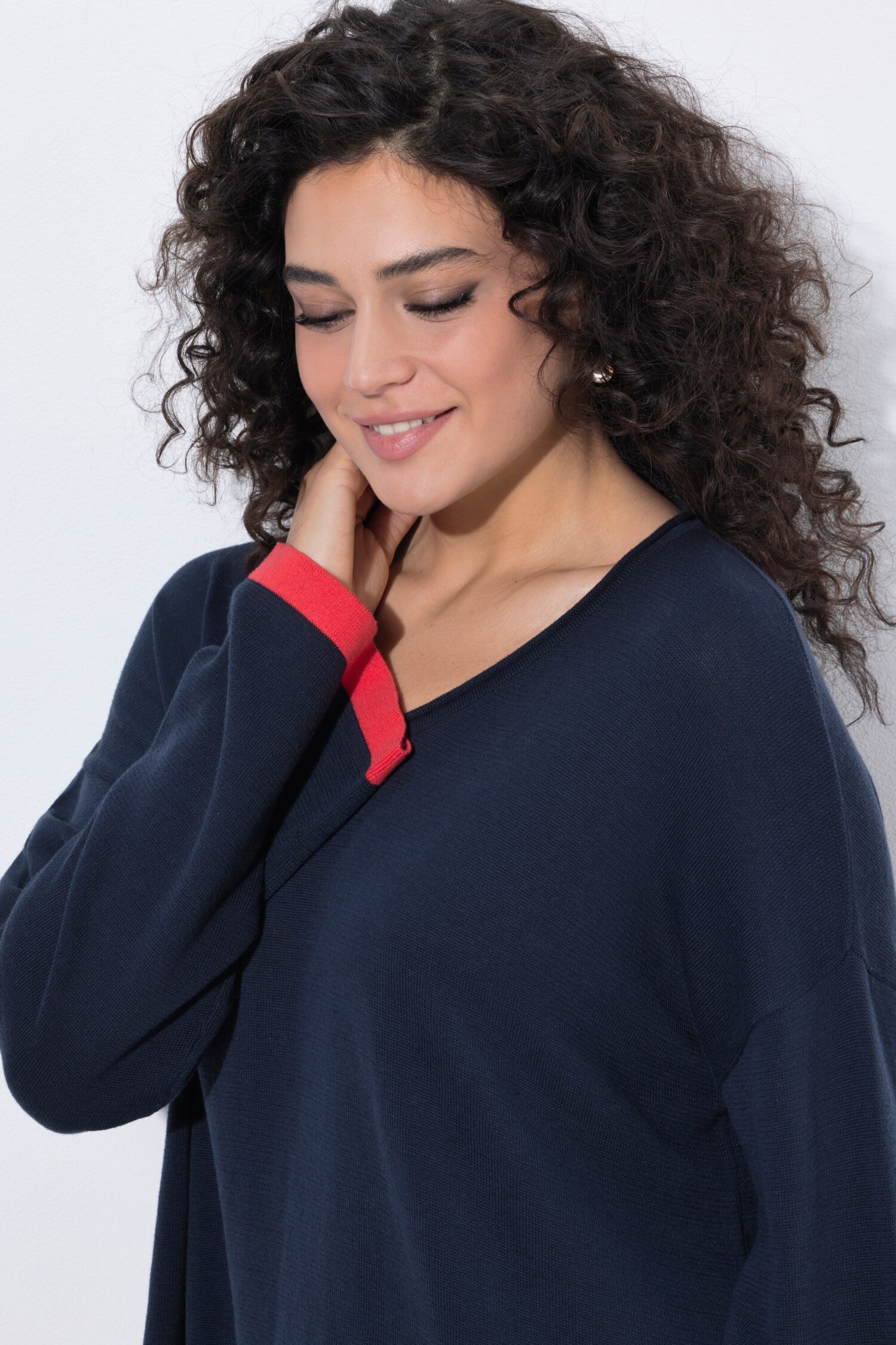 Πουλόβερ oversized με χρωματιστές λεπτομέρειες και μακριά μανίκια