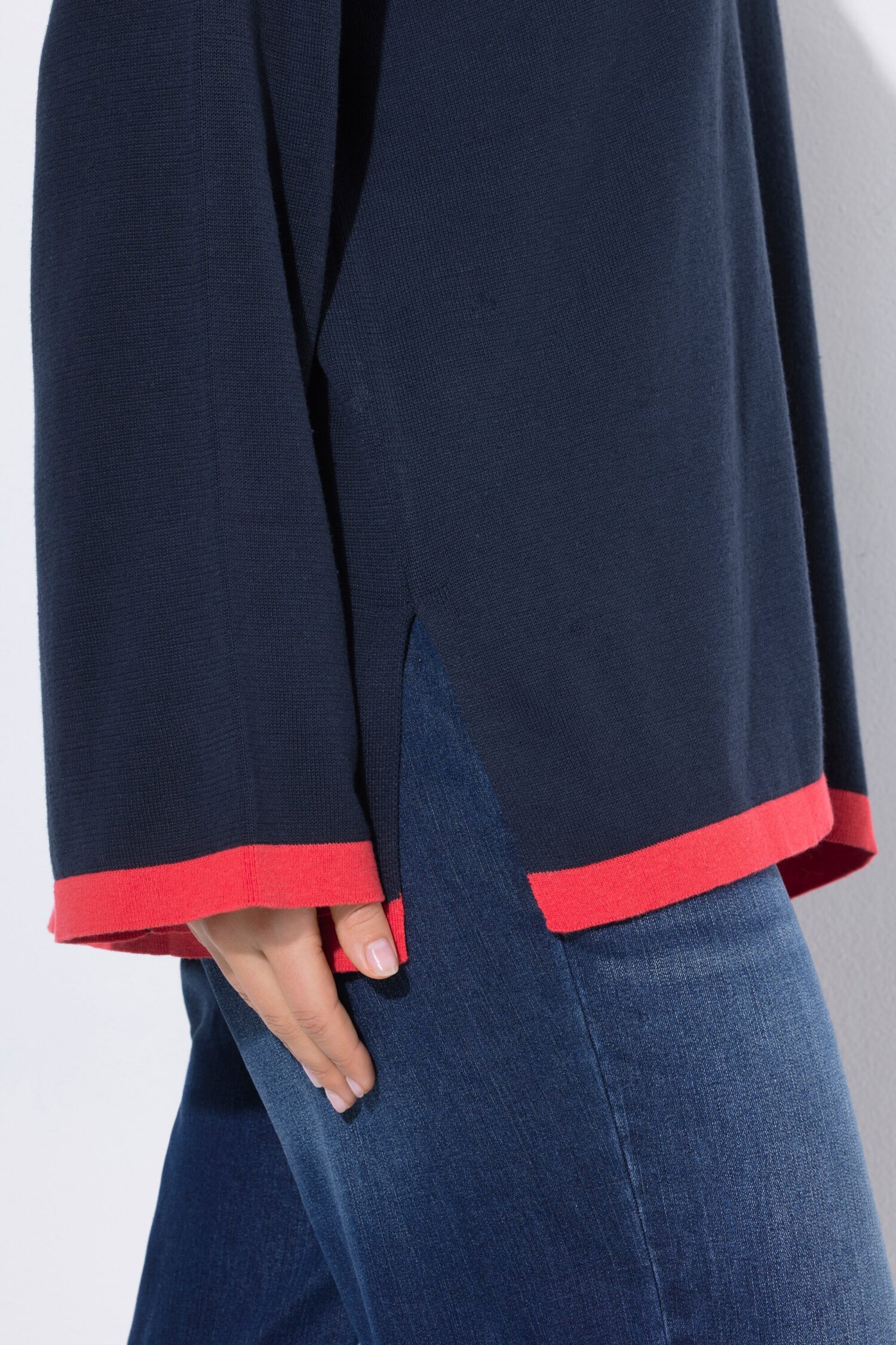 Πουλόβερ oversized με χρωματιστές λεπτομέρειες και μακριά μανίκια