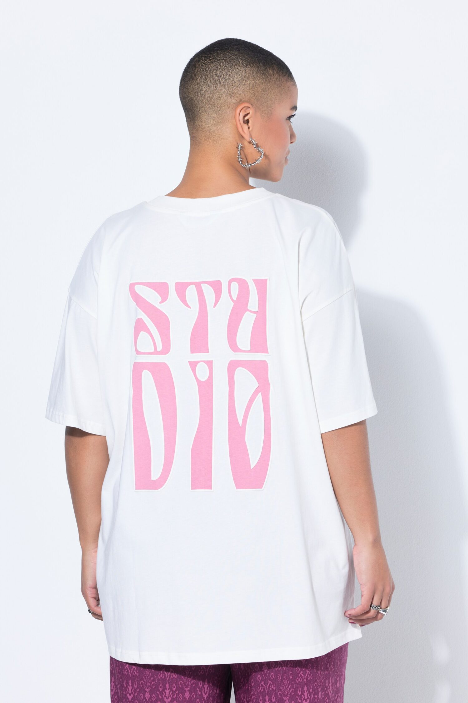 T-shirt oversized με τύπωμα "STUDIO" και κοντά μανίκια
