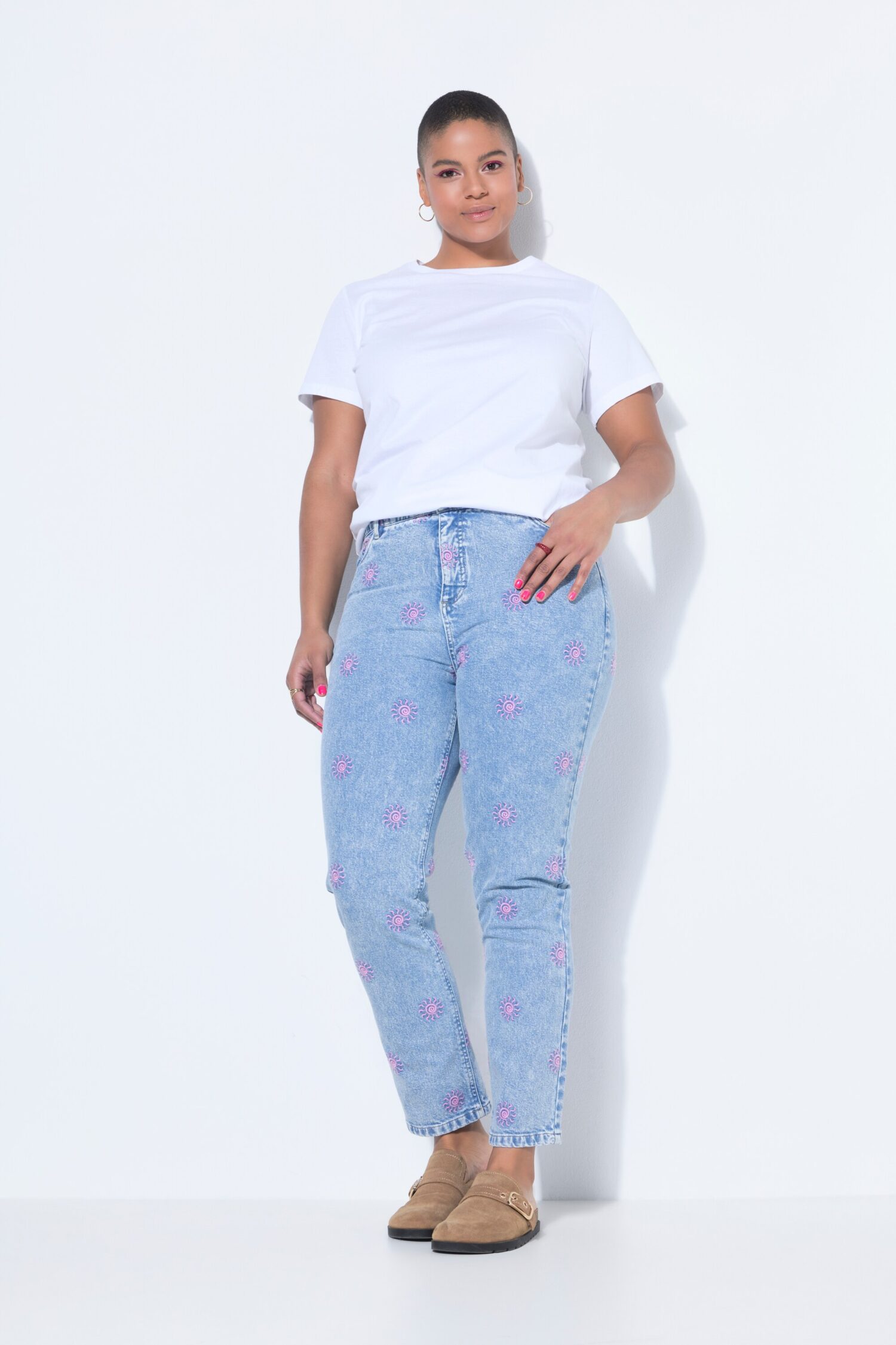 Τζιν παντελόνι mom fit με κέντημα sun