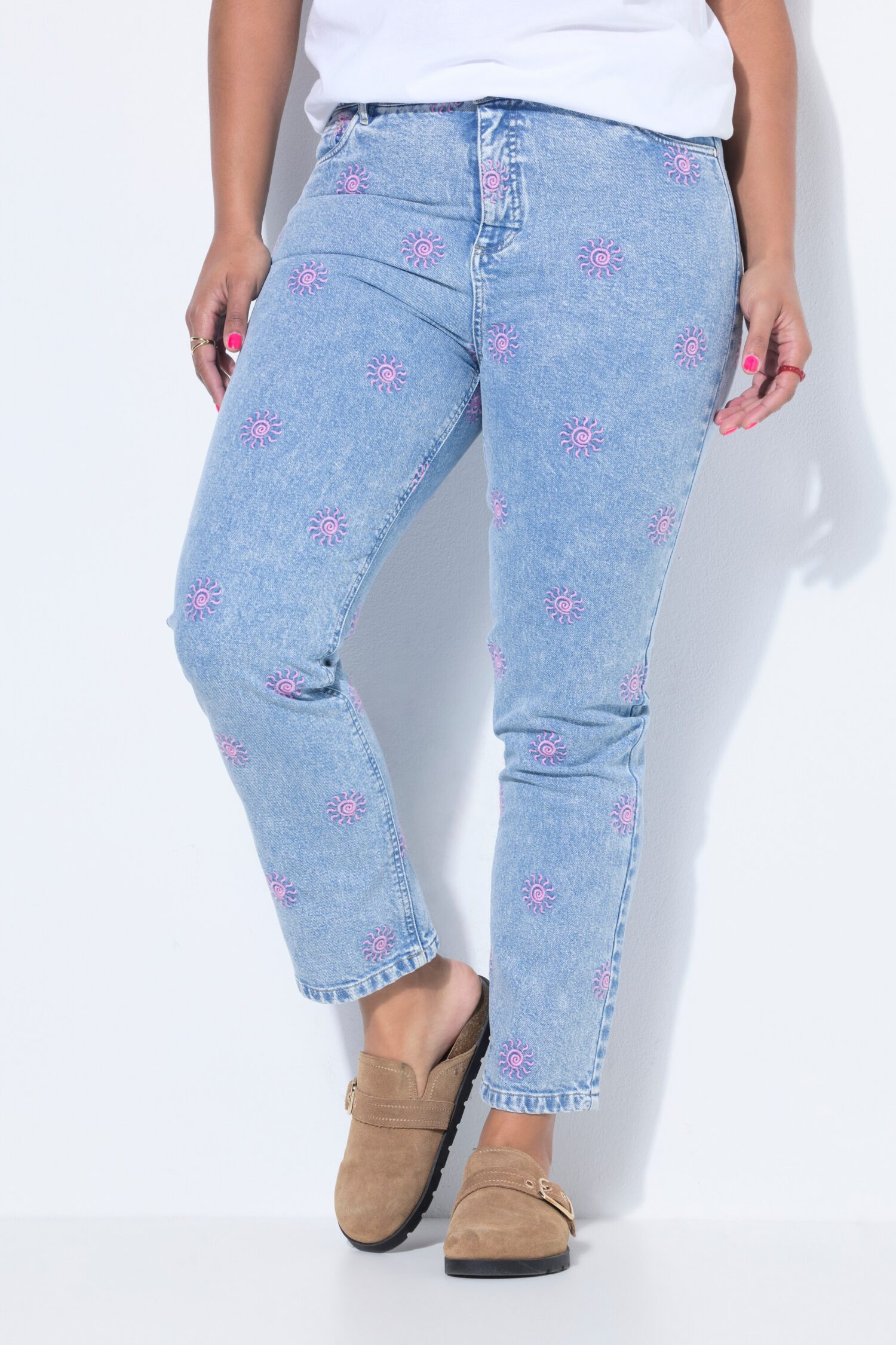 Τζιν παντελόνι mom fit με κέντημα sun