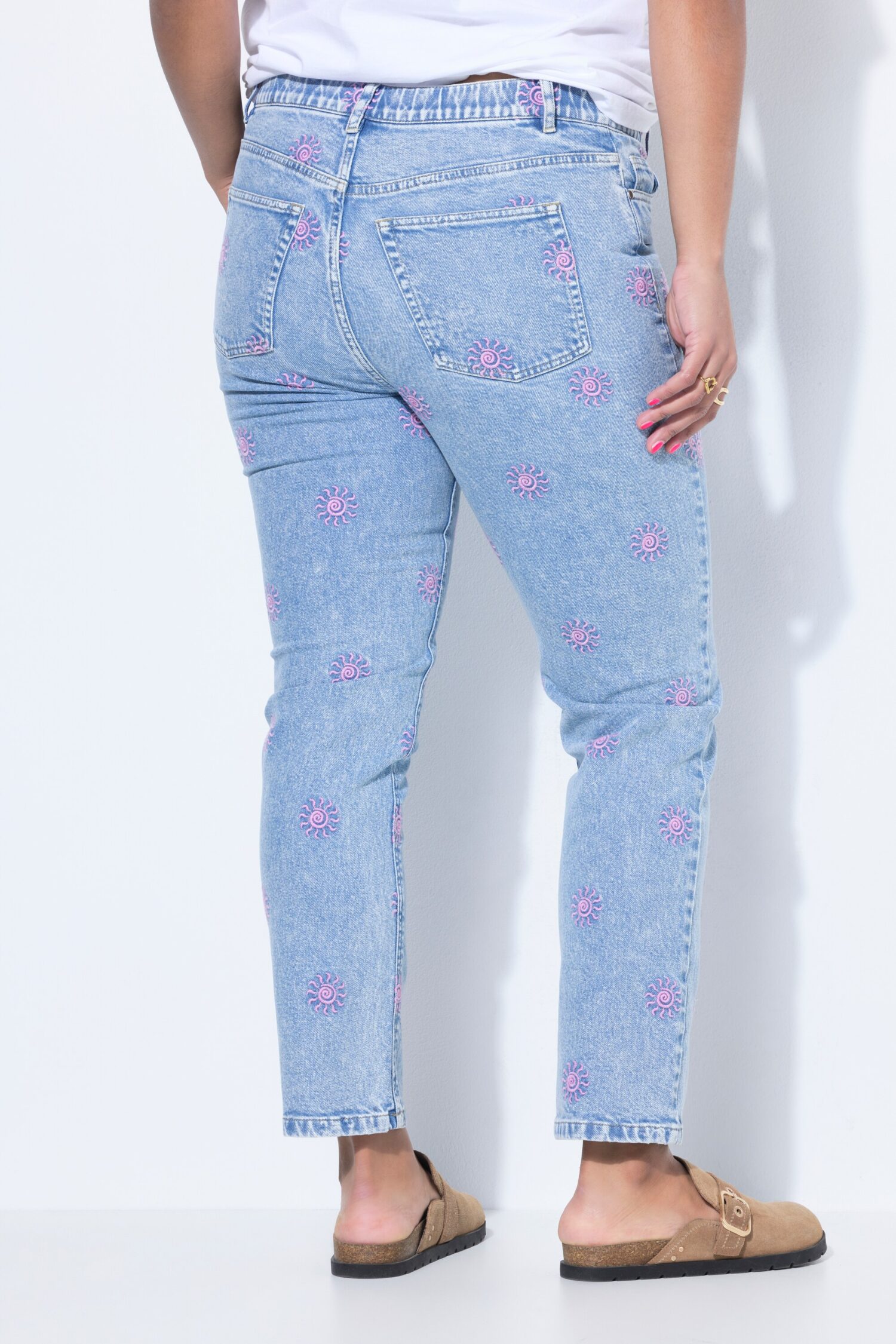 Τζιν παντελόνι mom fit με κέντημα sun