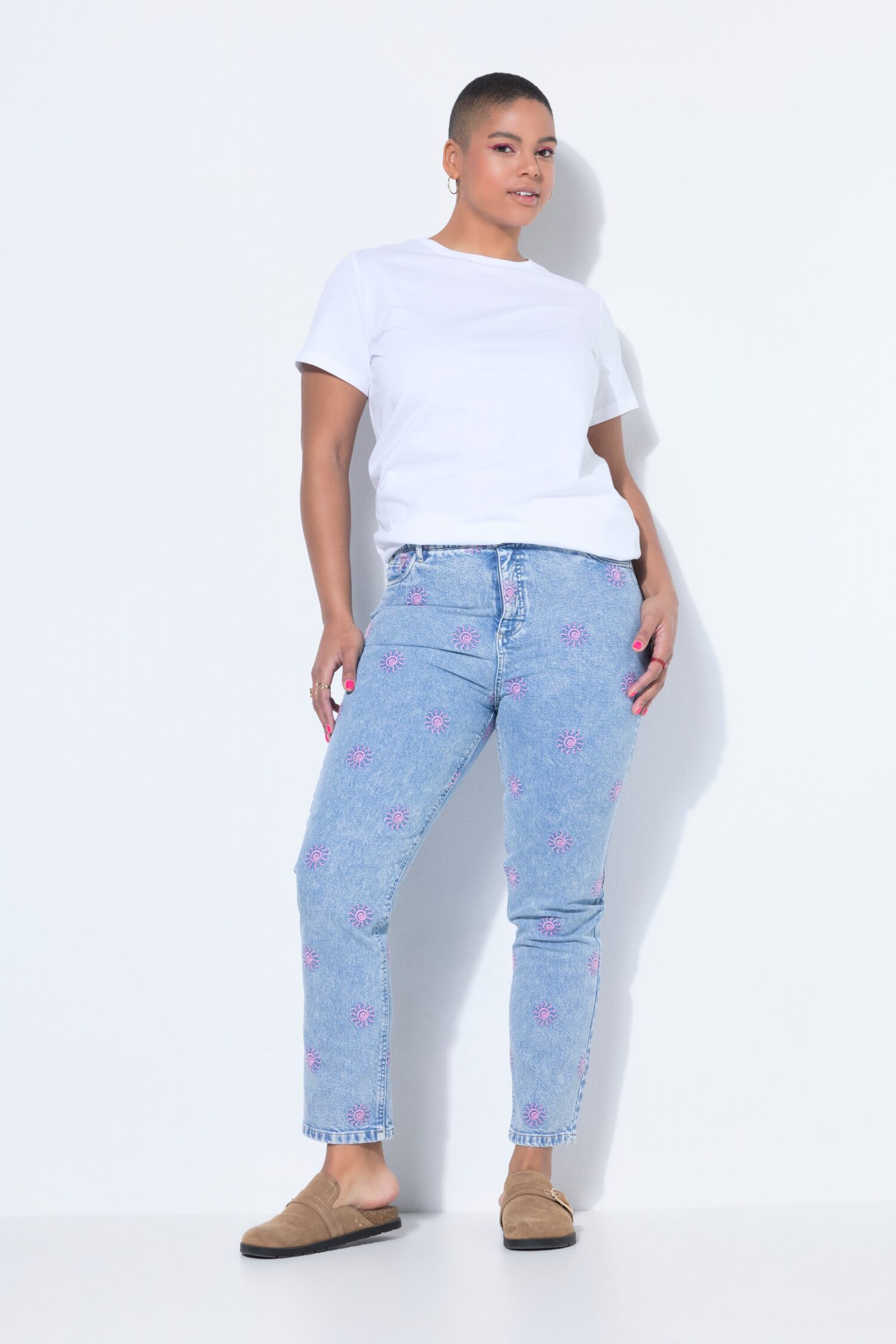 Τζιν παντελόνι mom fit με κέντημα sun
