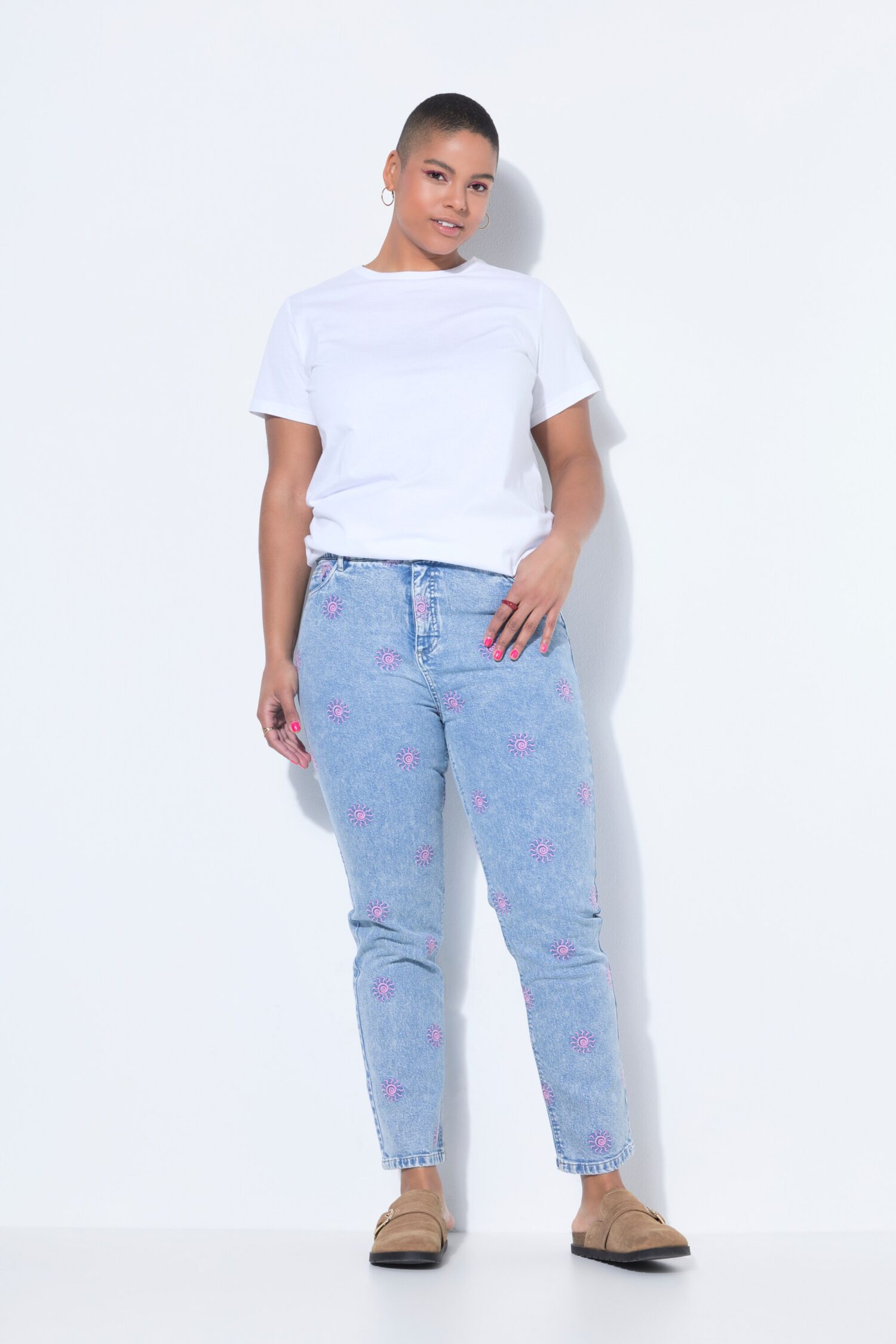 Τζιν παντελόνι mom fit με κέντημα sun