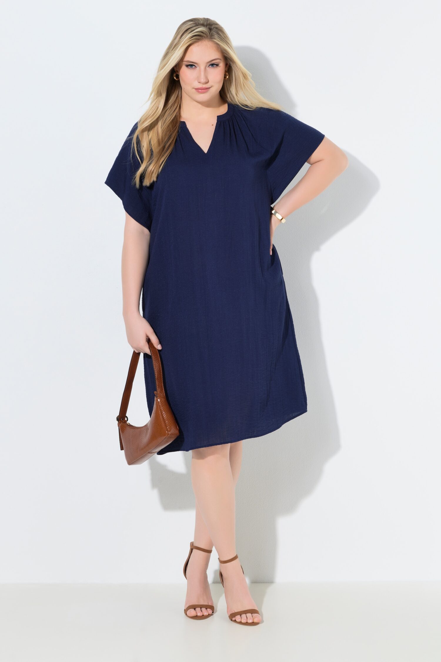 Φόρεμα oversized με πιέτες στη λαιμόκοψη