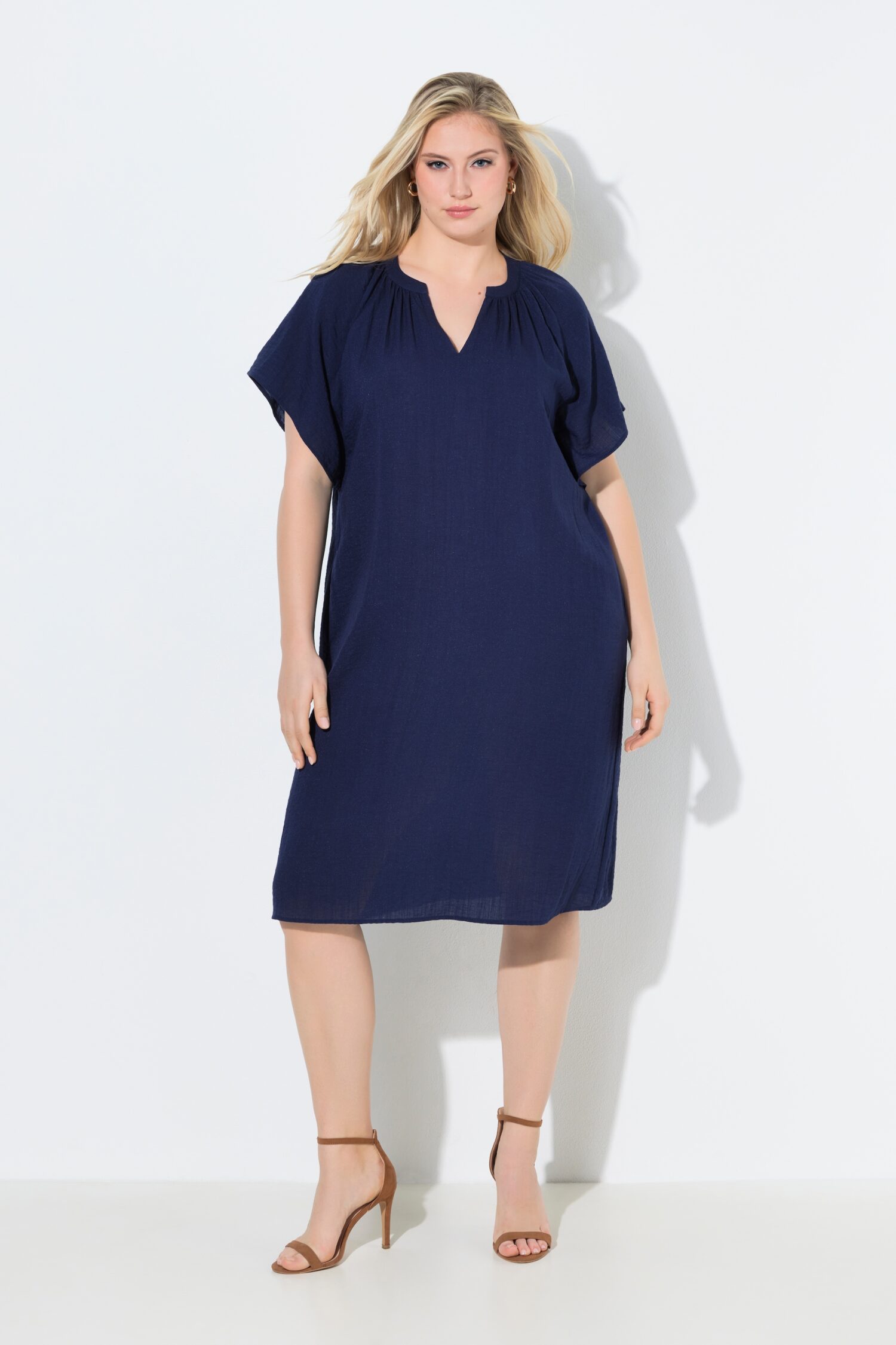 Φόρεμα oversized με πιέτες στη λαιμόκοψη