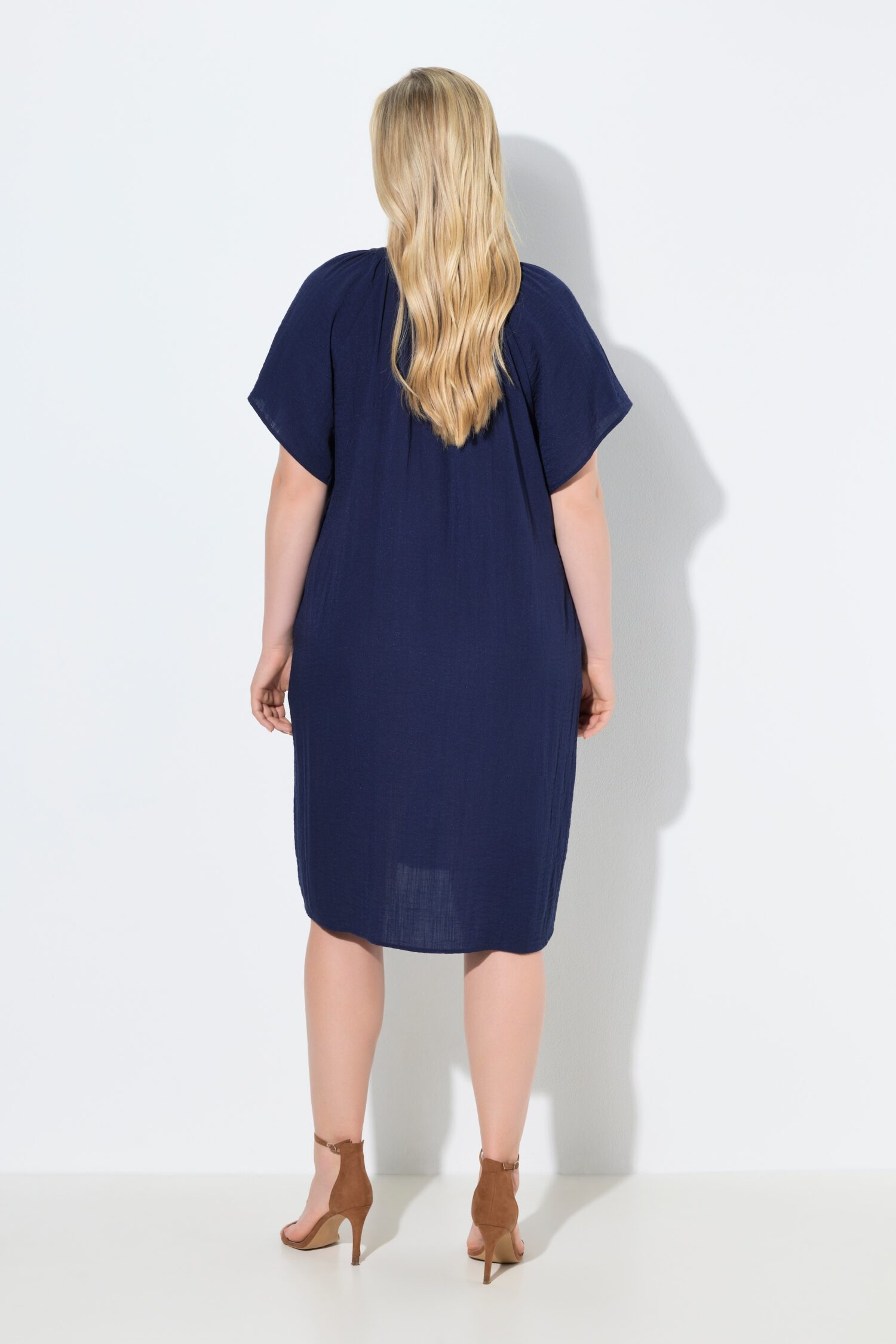 Φόρεμα oversized με πιέτες στη λαιμόκοψη