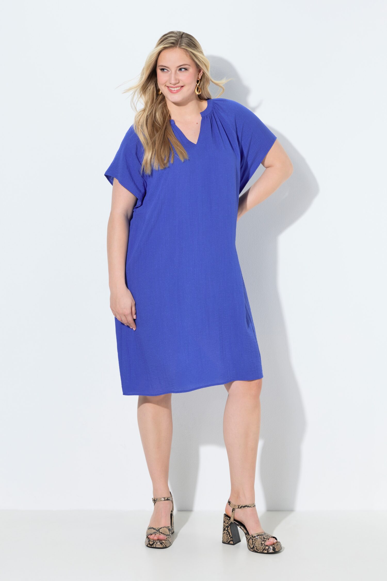 Φόρεμα oversized με πιέτες στη λαιμόκοψη