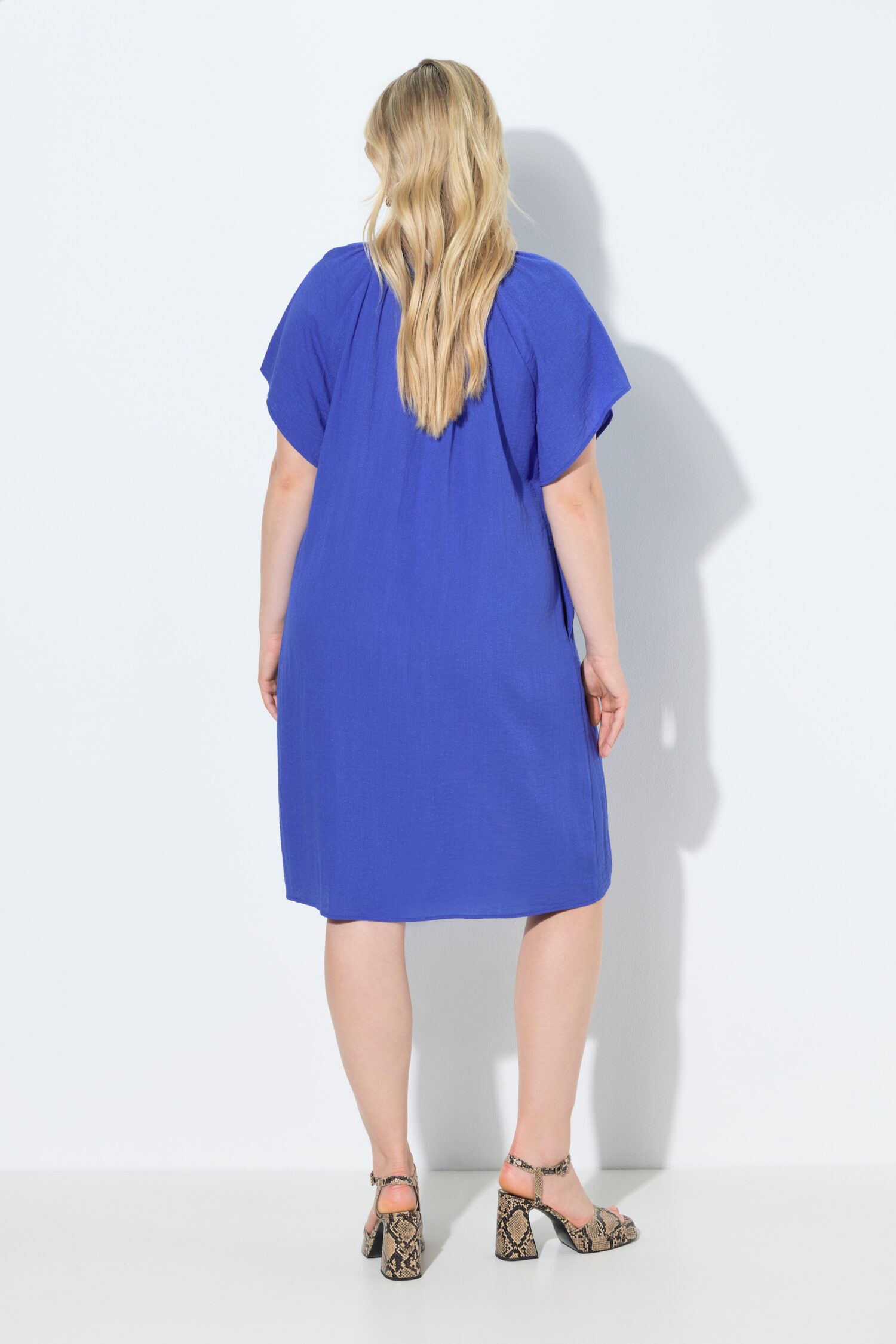 Φόρεμα oversized με πιέτες στη λαιμόκοψη