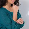 Μπλούζα υψηλής ποιότητας με μεταλλική λεπτομέρεια στη λαιμόκοψη