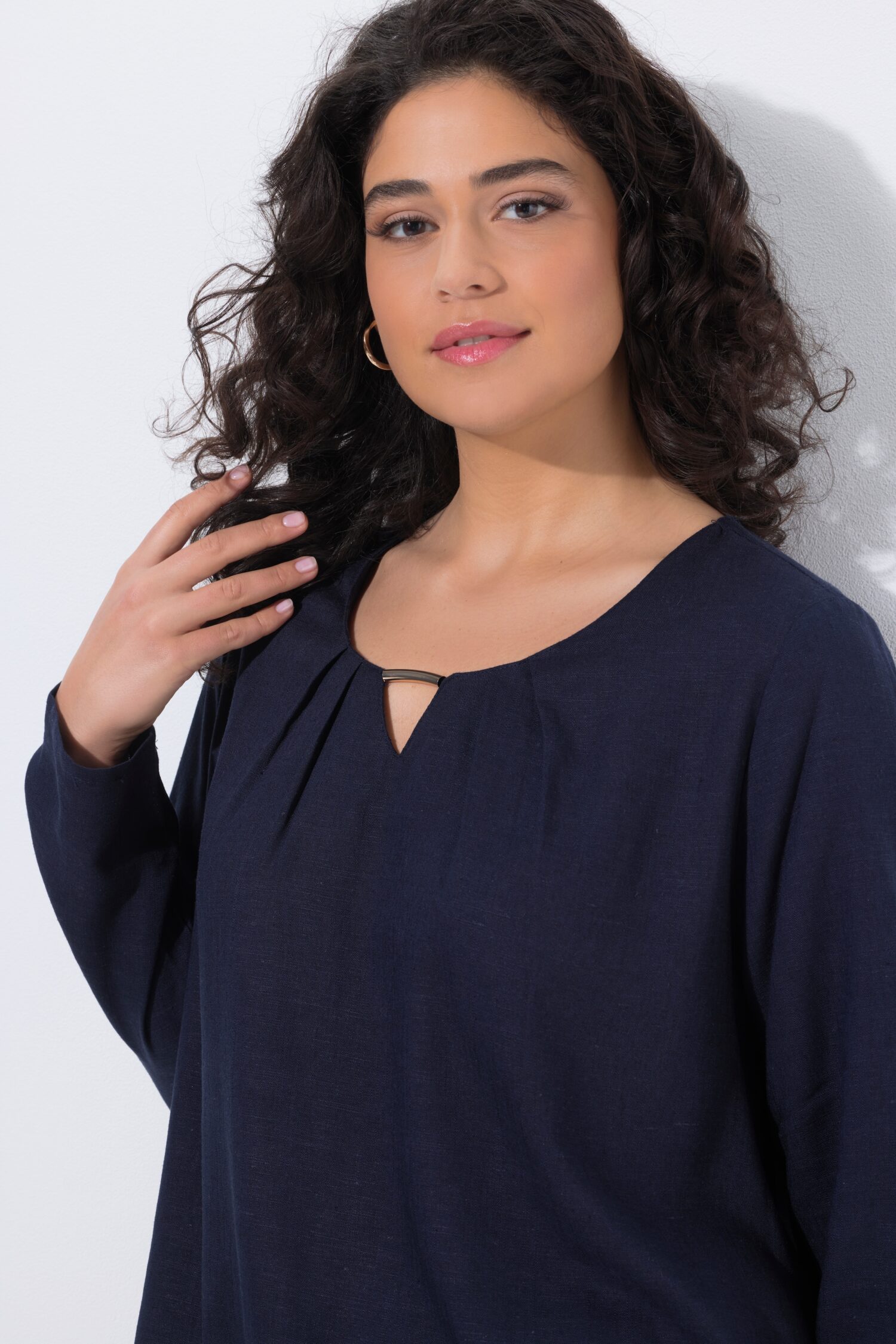 Μπλούζα υψηλής ποιότητας με μεταλλική λεπτομέρεια στη λαιμόκοψη