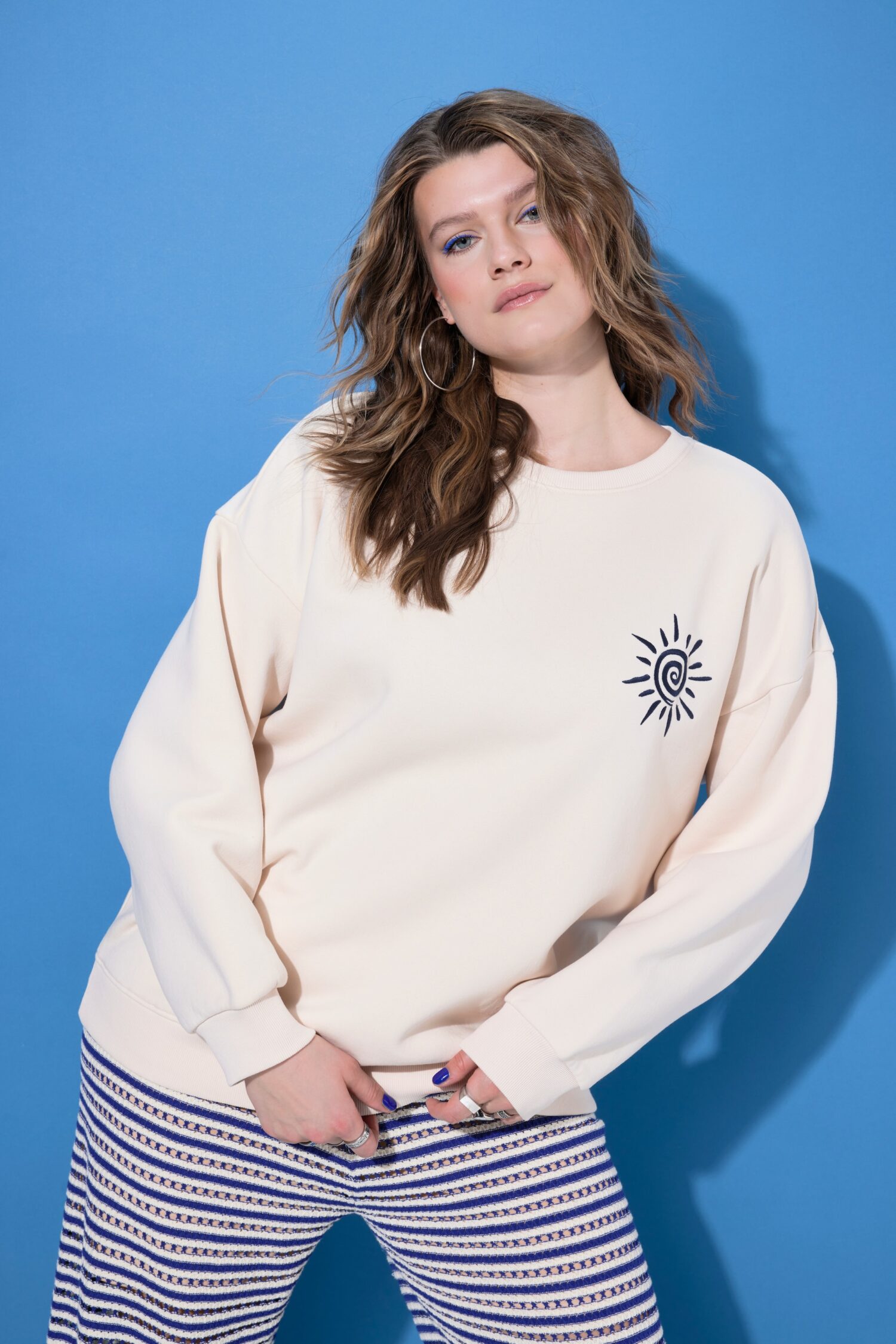 Μπλούζα φούτερ oversized με κέντημα SUN