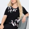 Μπλούζα κοντομάνικη κλασικής εφαρμογής με φλοράλ σχέδιο και στρας