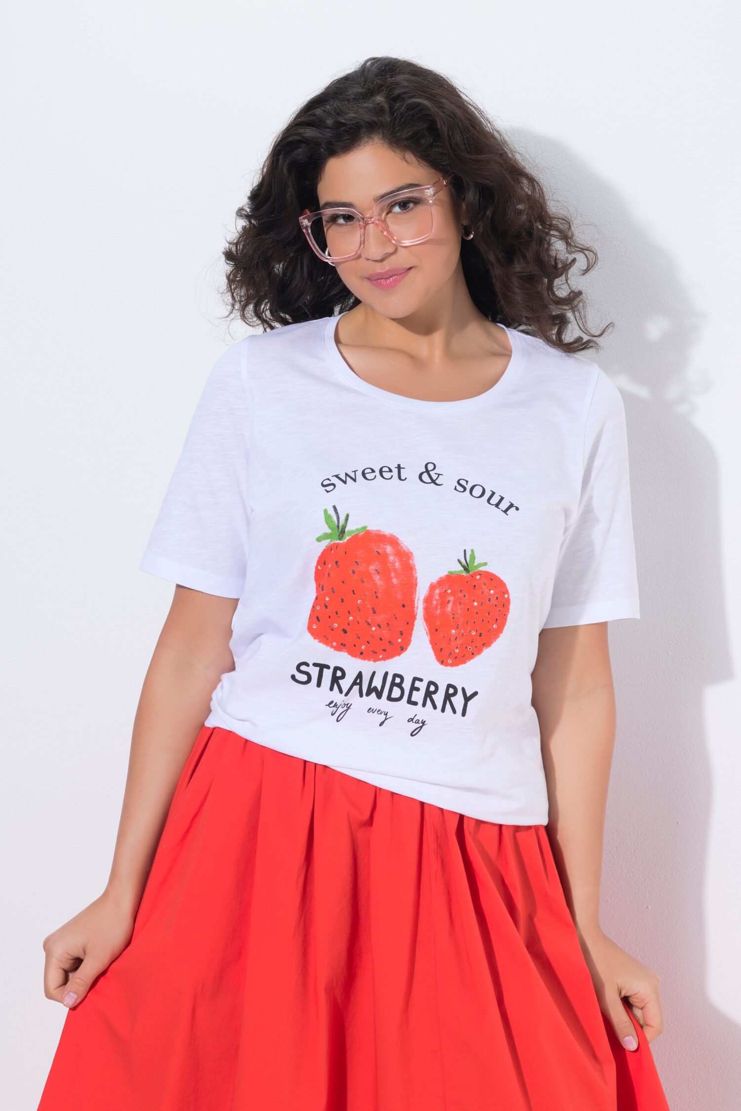 Μπλούζα κοντομάνικη με σχέδιο strawberry και στρας
