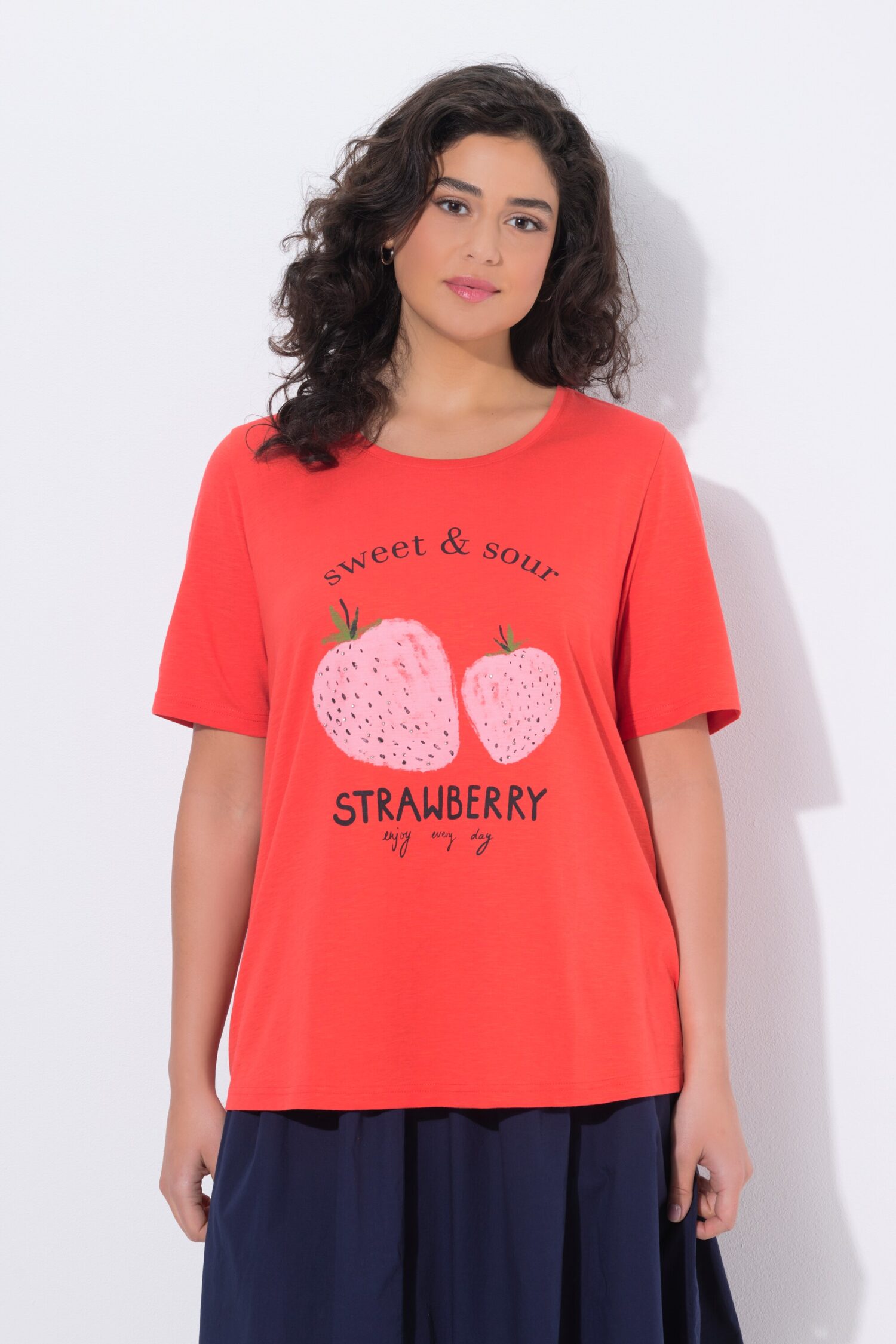 Μπλούζα κοντομάνικη με σχέδιο strawberry και στρας