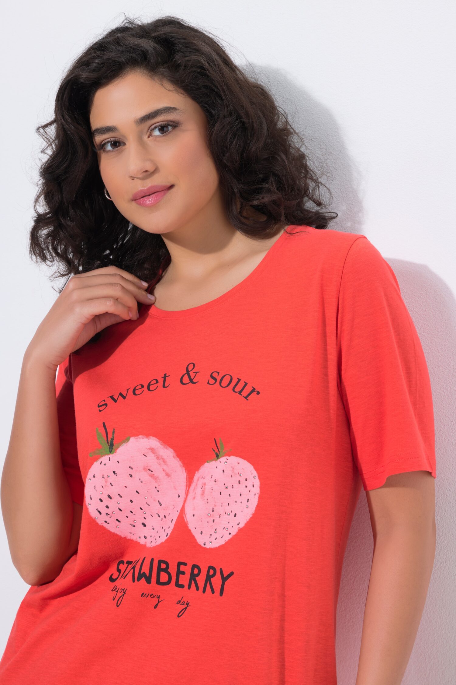 Μπλούζα κοντομάνικη με σχέδιο strawberry και στρας