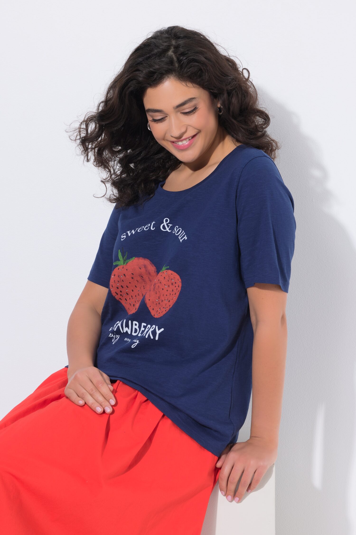 Μπλούζα κοντομάνικη με σχέδιο strawberry και στρας